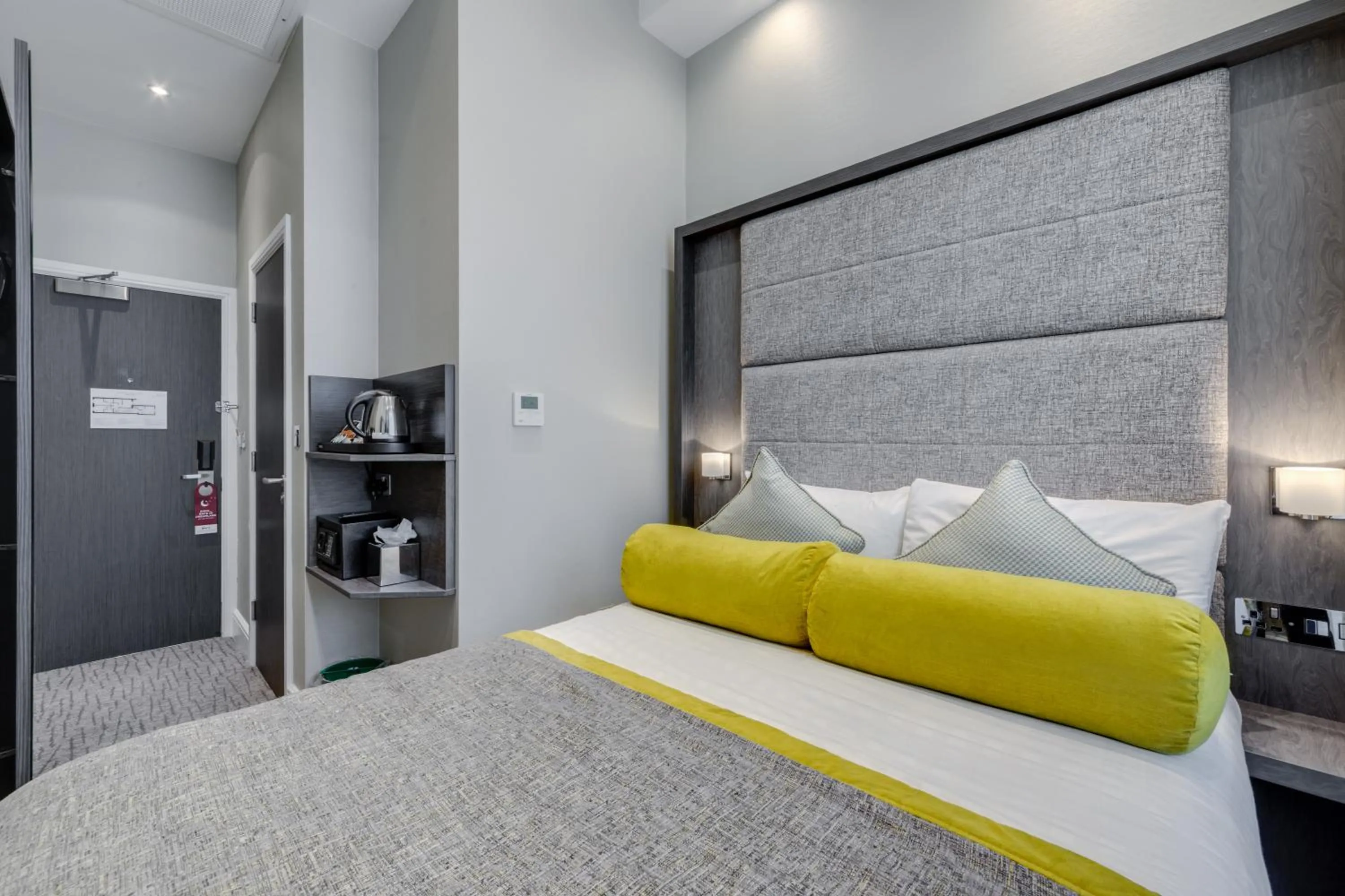 Bedroom, Bed in Mornington Hotel London Victoria