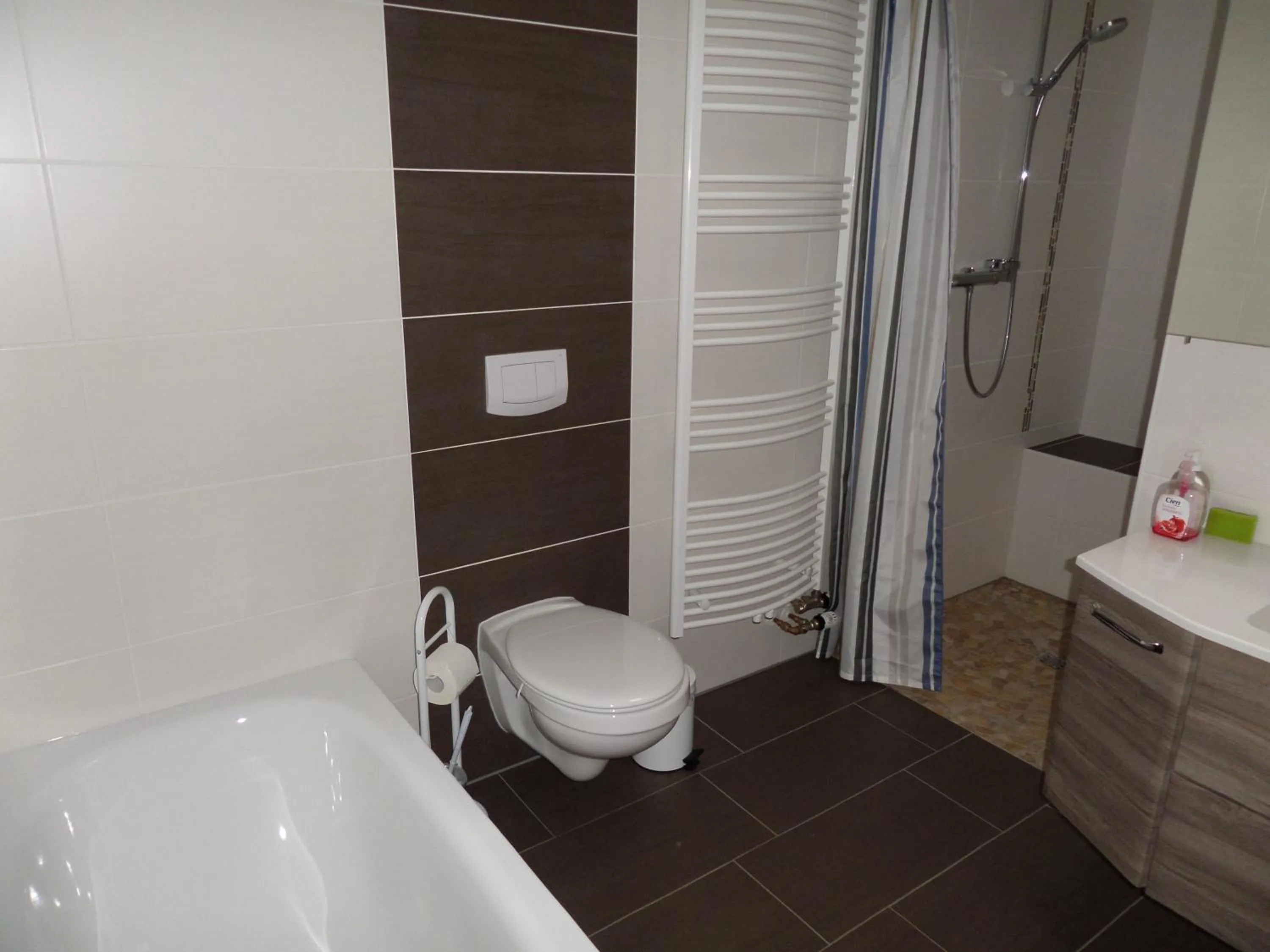 Shower in Ferienwohnung Baumann
