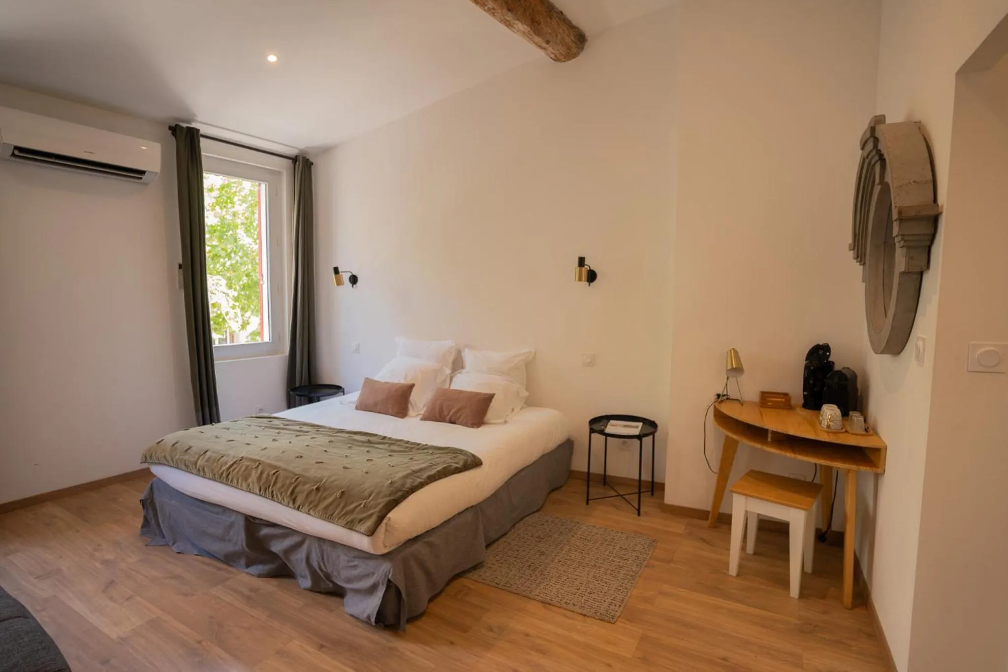 Bed in Hôtel d'Angleterre, Salon-de-Provence