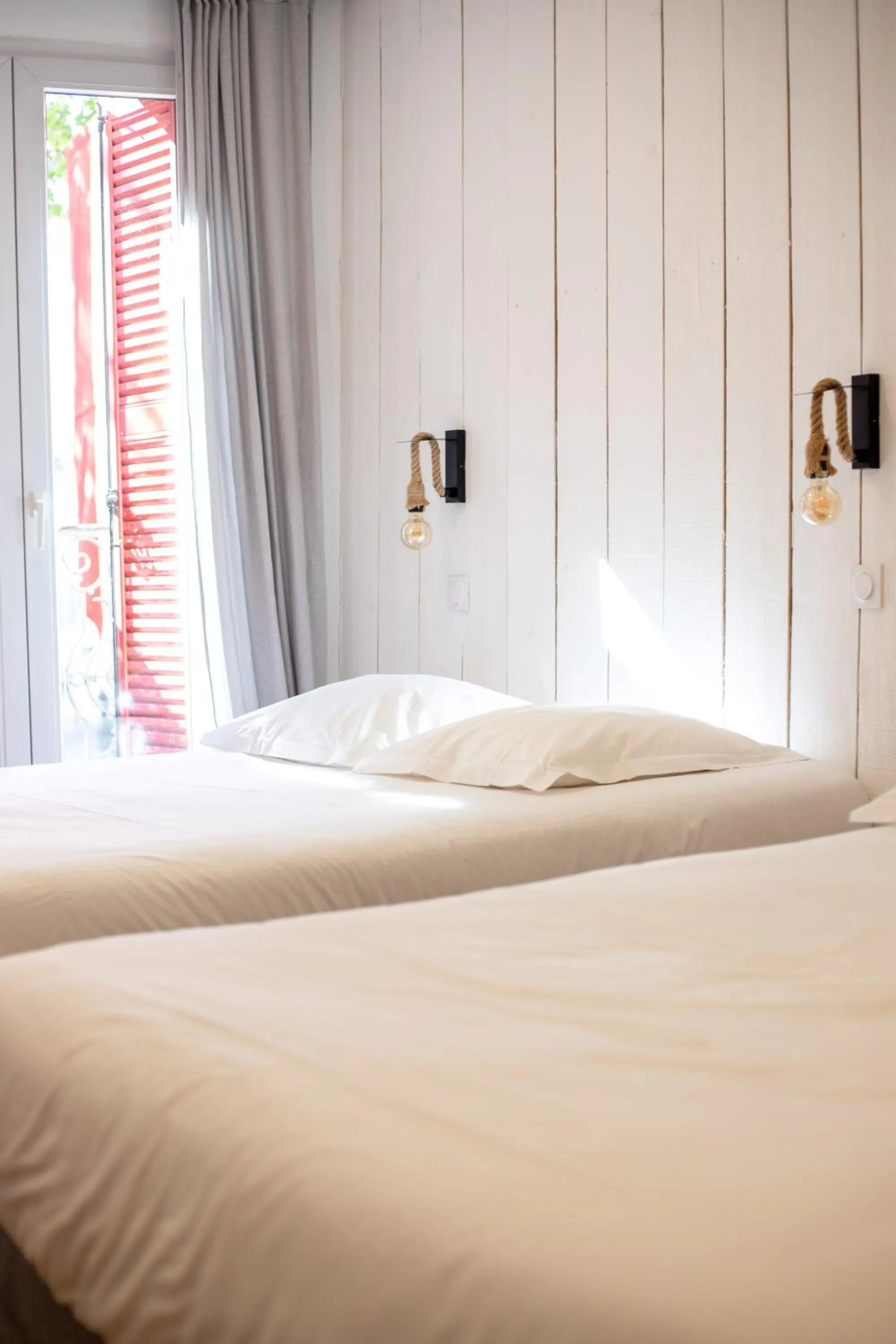 Bed in Hôtel d'Angleterre, Salon-de-Provence