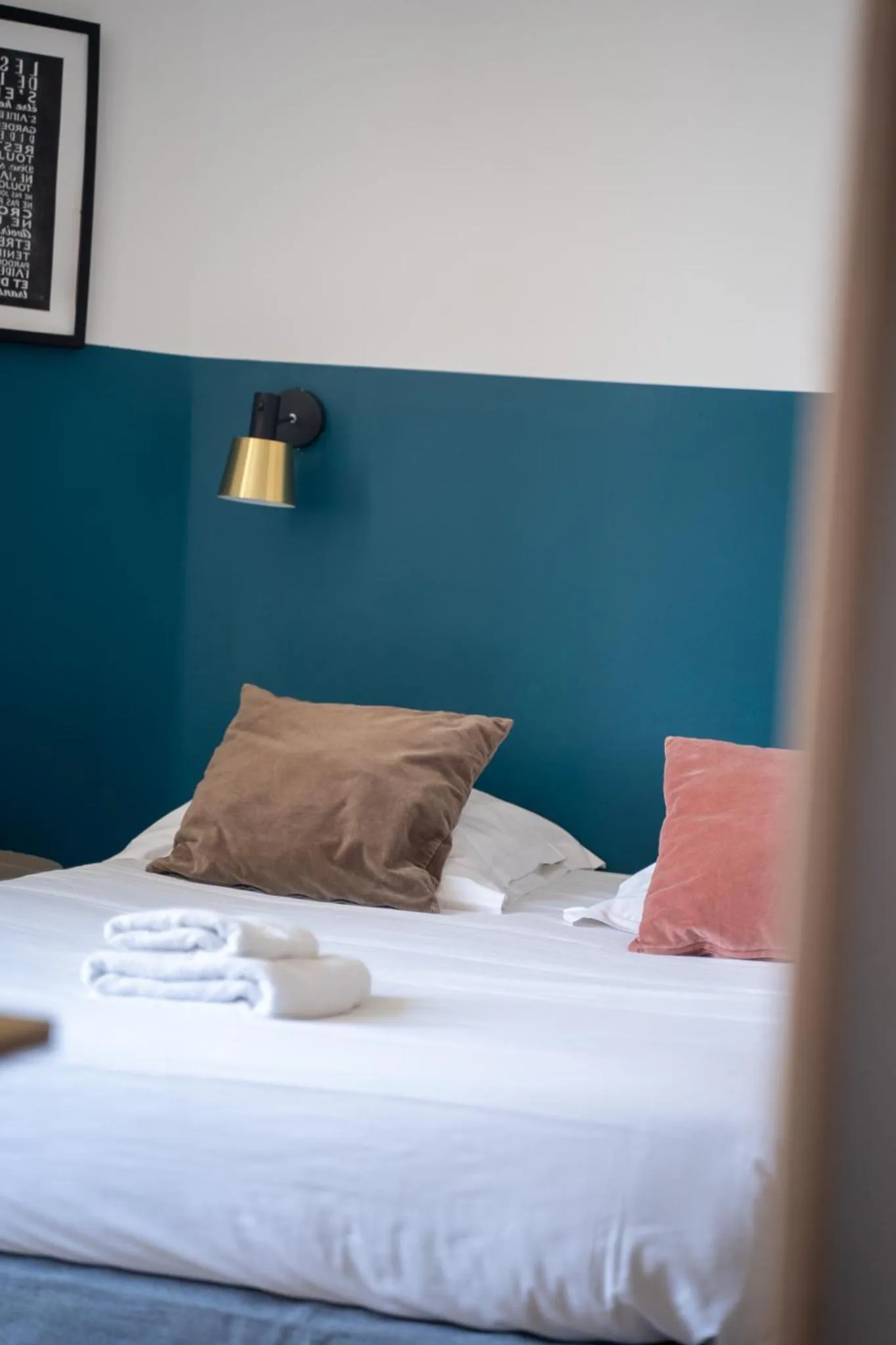 Bed in Hôtel d'Angleterre, Salon-de-Provence