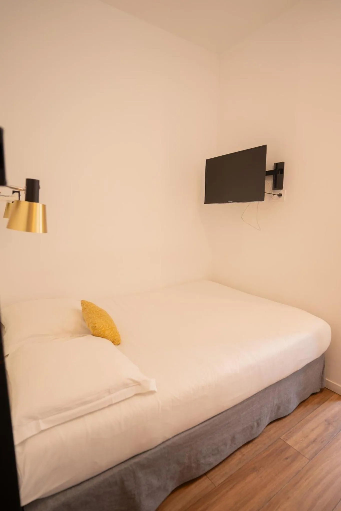 Bed in Hôtel d'Angleterre, Salon-de-Provence