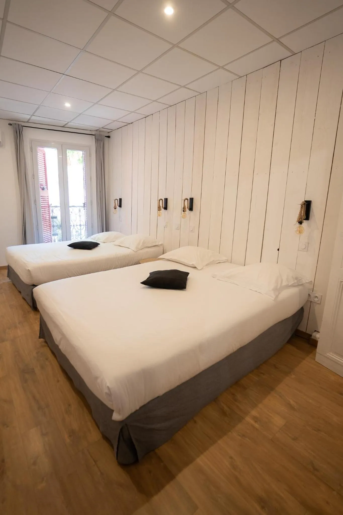 Bed in Hôtel d'Angleterre, Salon-de-Provence