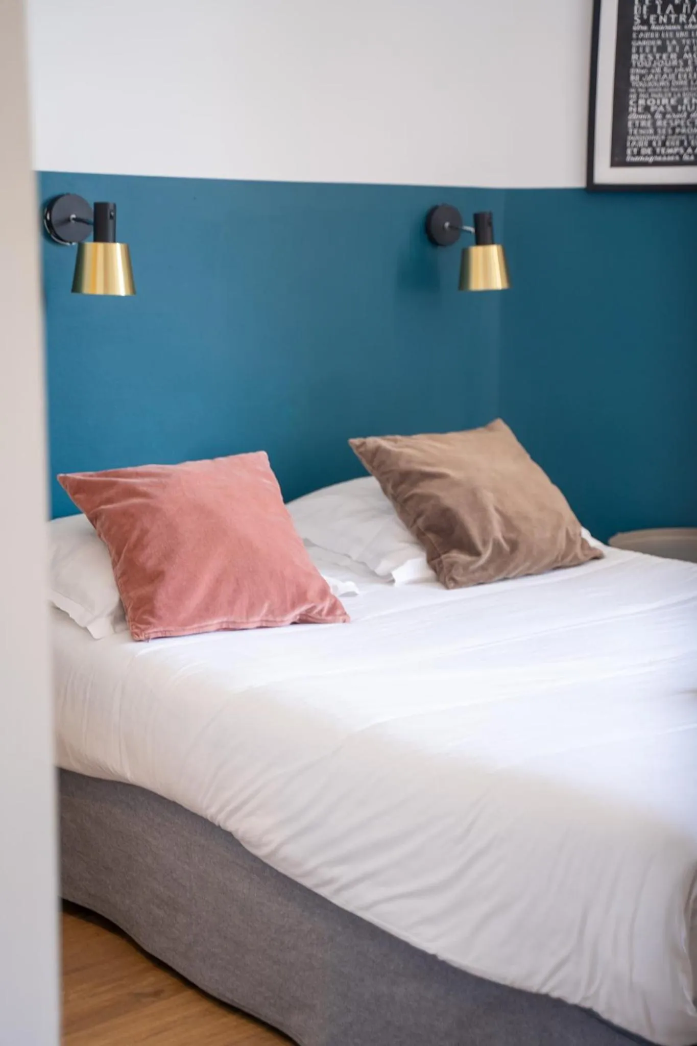 Bed in Hôtel d'Angleterre, Salon-de-Provence