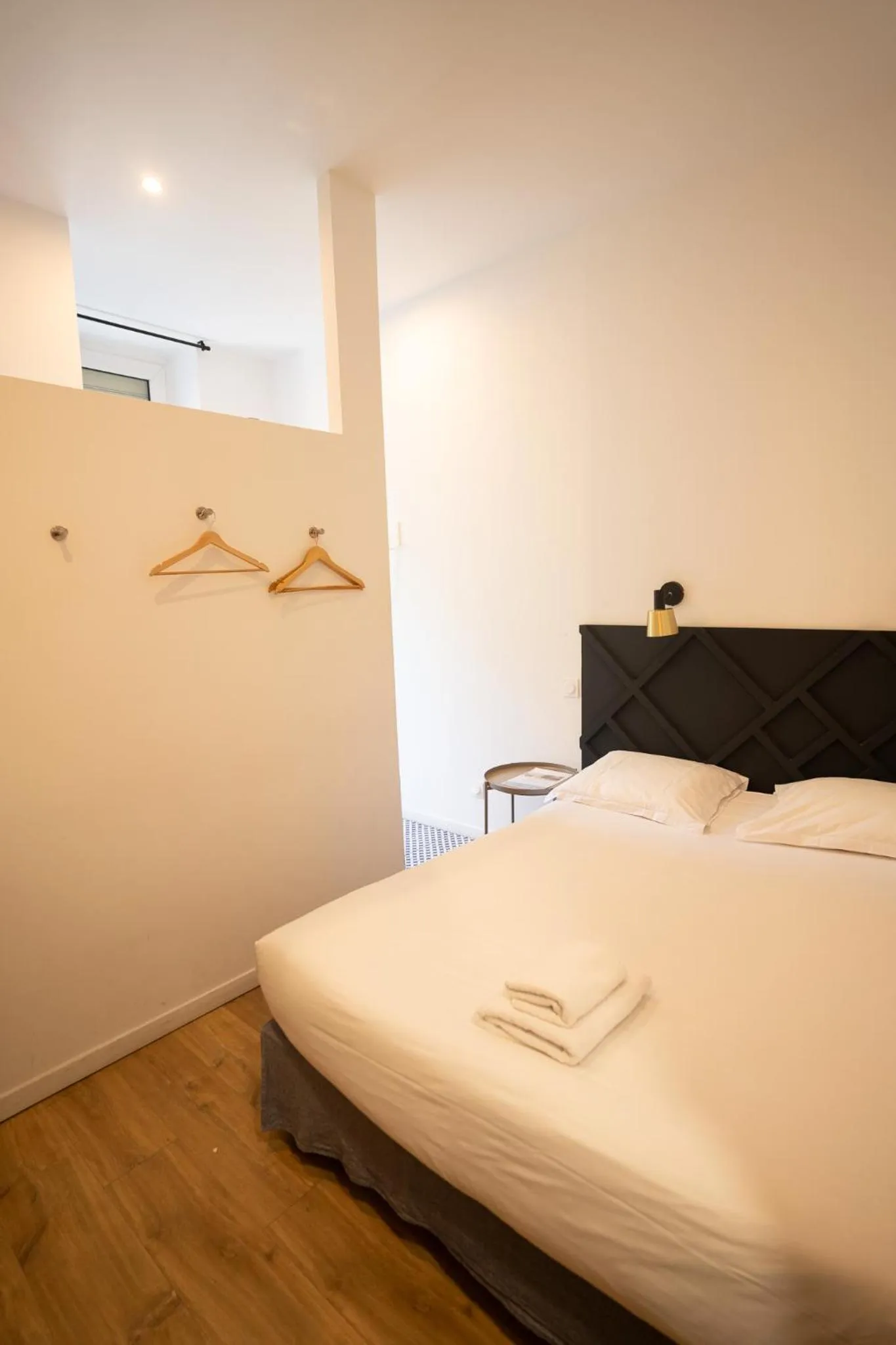 Bed in Hôtel d'Angleterre, Salon-de-Provence