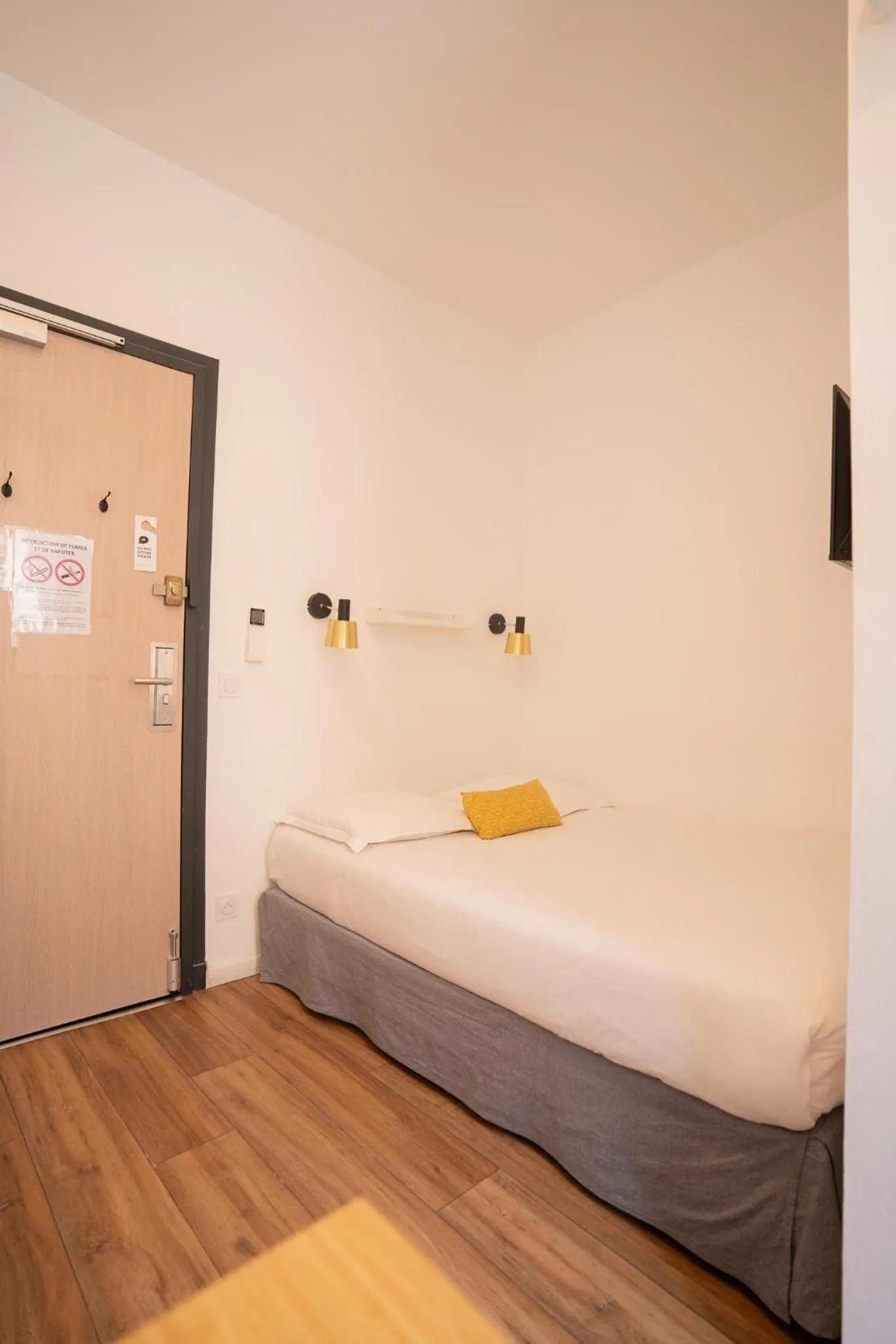 Bed in Hôtel d'Angleterre, Salon-de-Provence