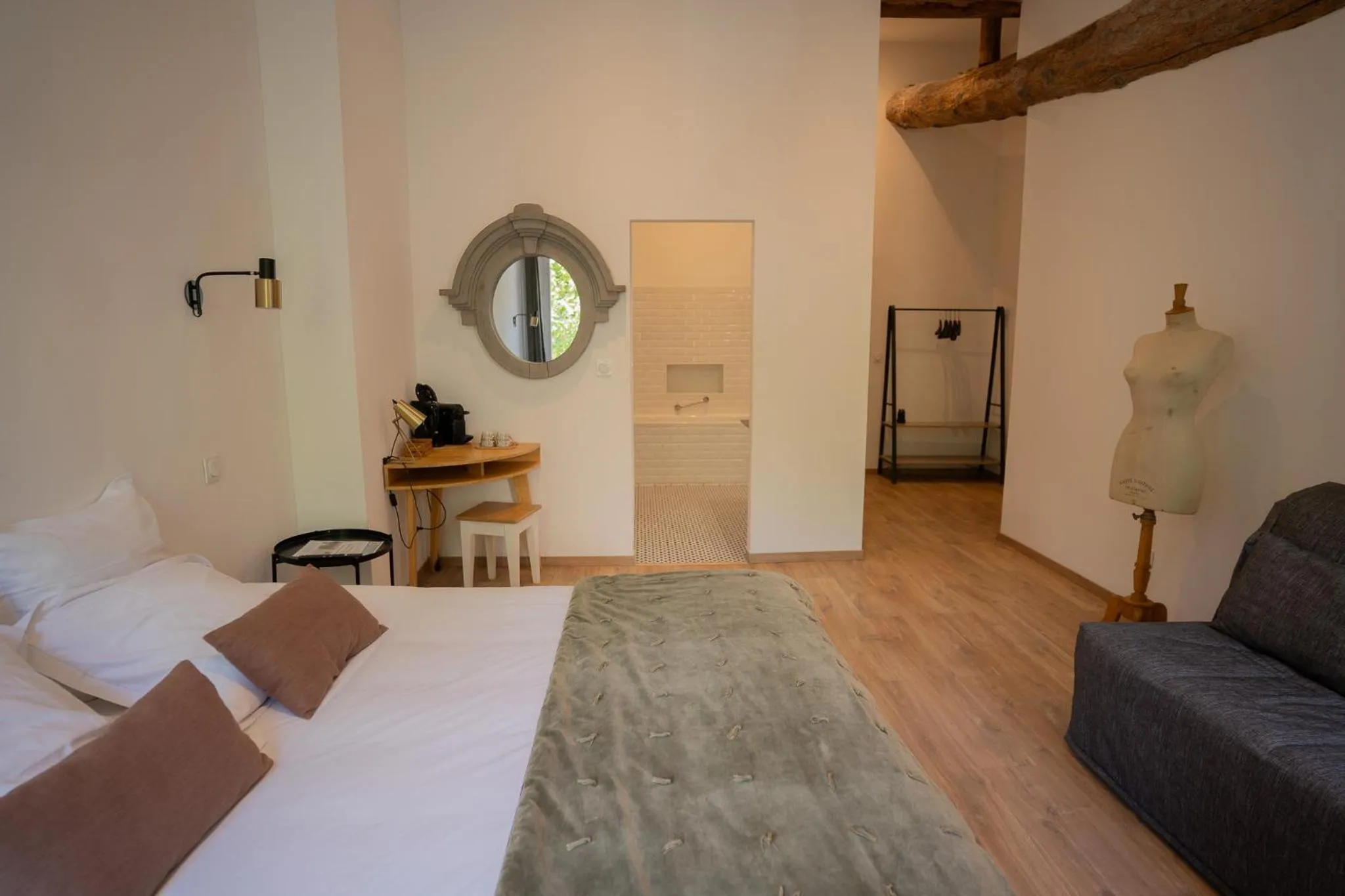 Bed in Hôtel d'Angleterre, Salon-de-Provence