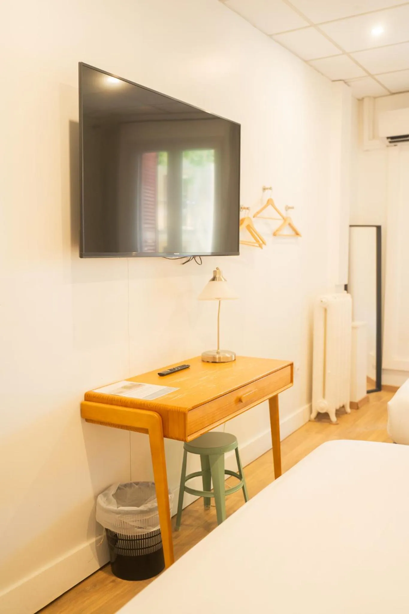 Bed in Hôtel d'Angleterre, Salon-de-Provence