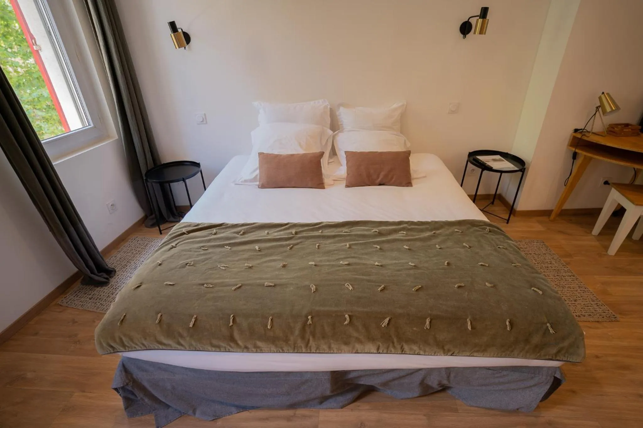 Bed in Hôtel d'Angleterre, Salon-de-Provence