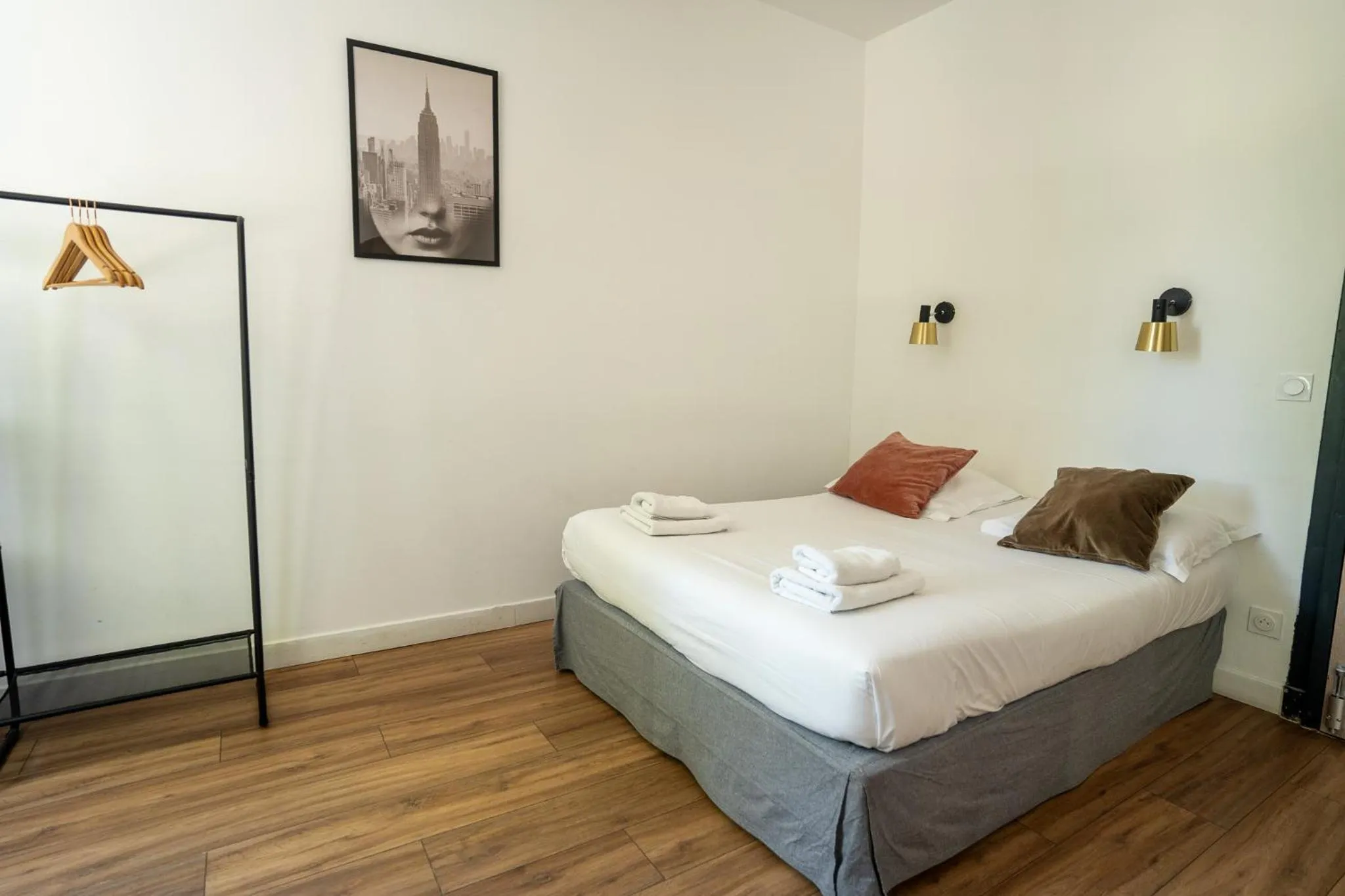 Bed in Hôtel d'Angleterre, Salon-de-Provence