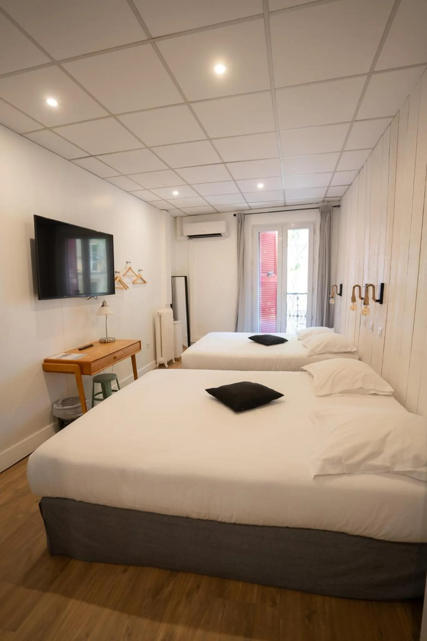 Bed in Hôtel d'Angleterre, Salon-de-Provence