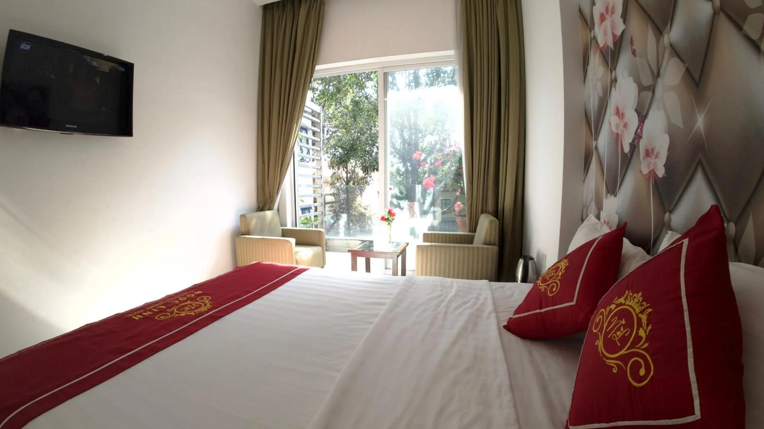 Bed in Ngoc Linh Luxury Hotel