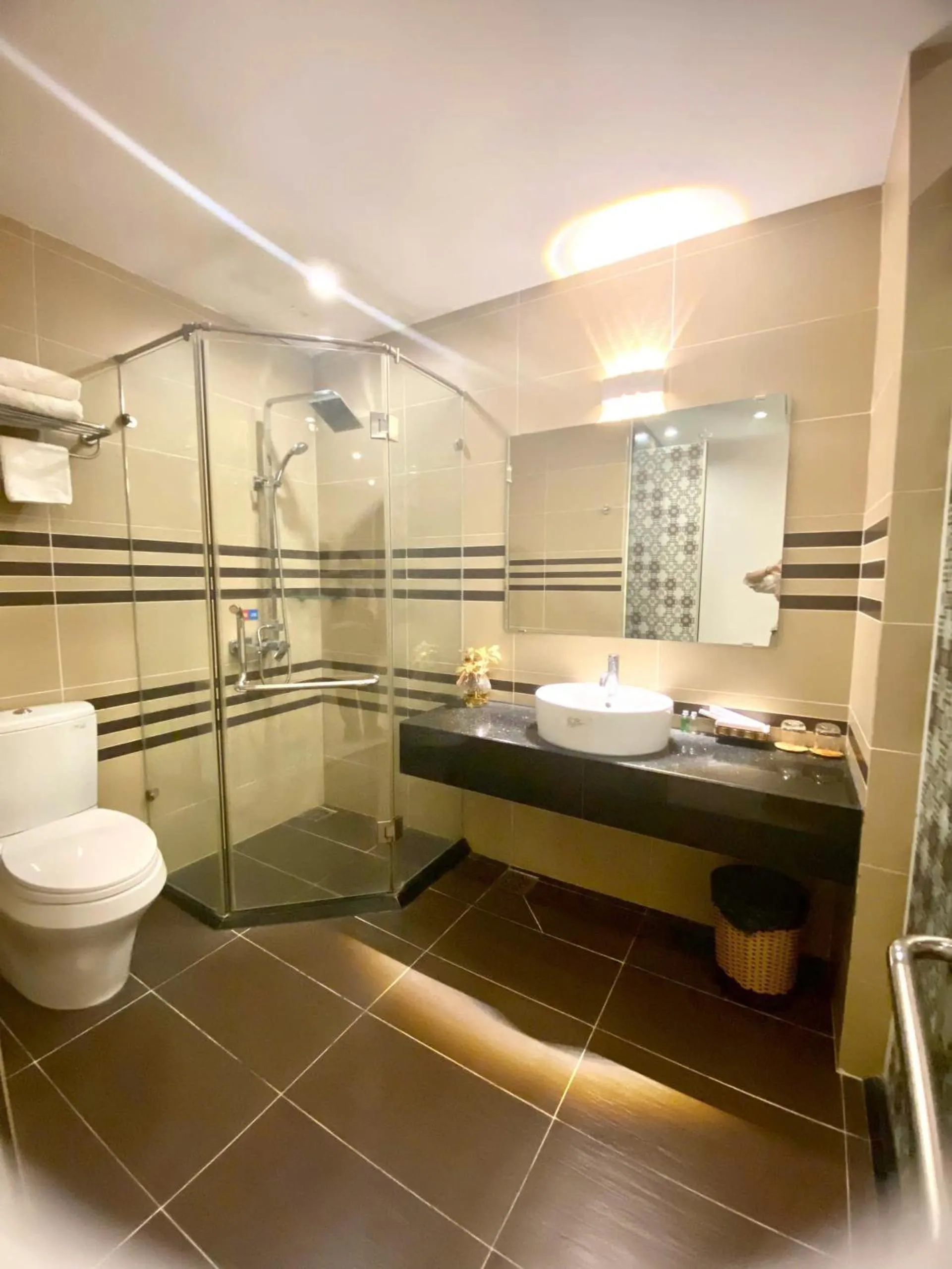 Shower in Ngoc Linh Luxury Hotel