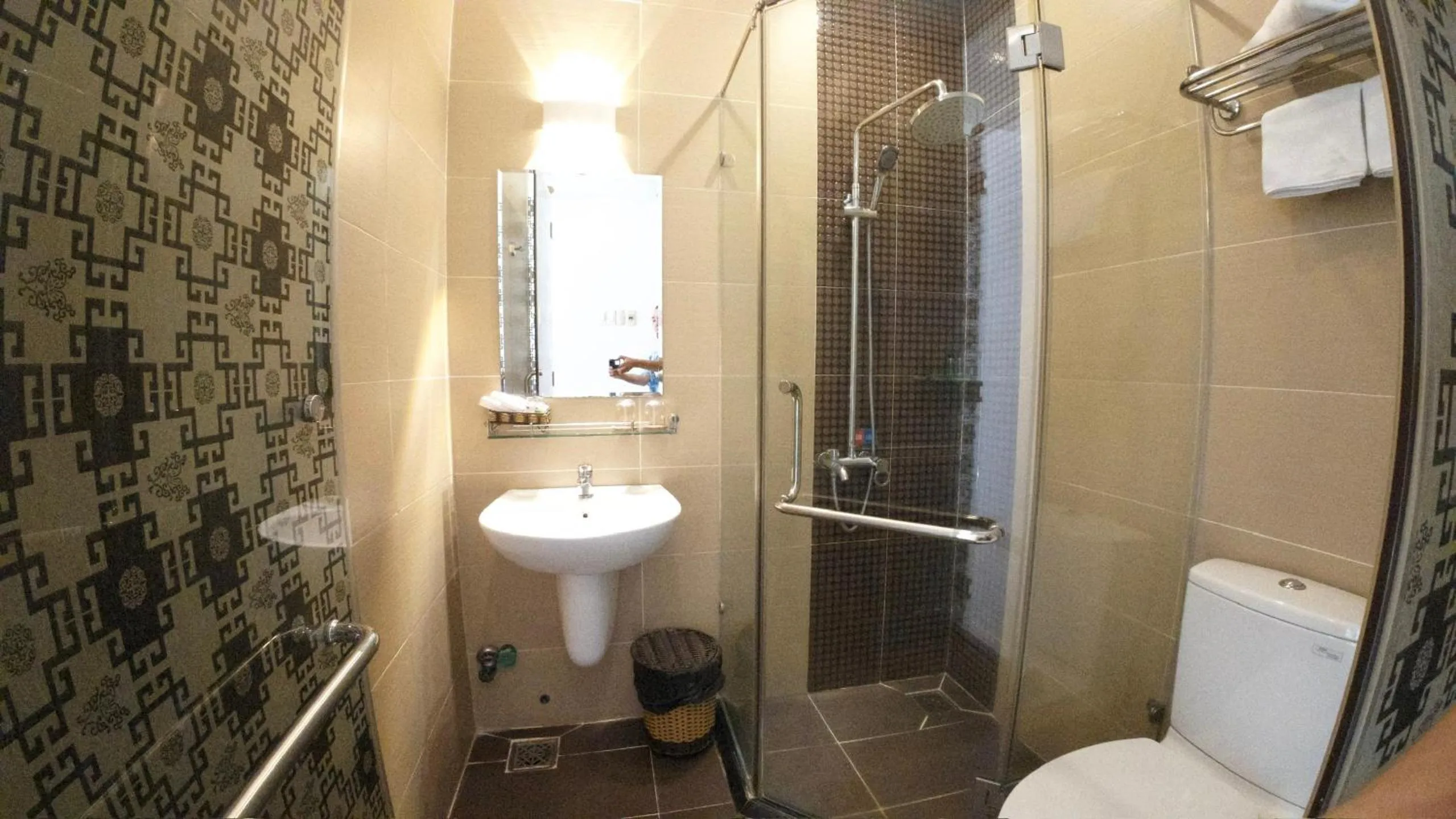 Shower in Ngoc Linh Luxury Hotel