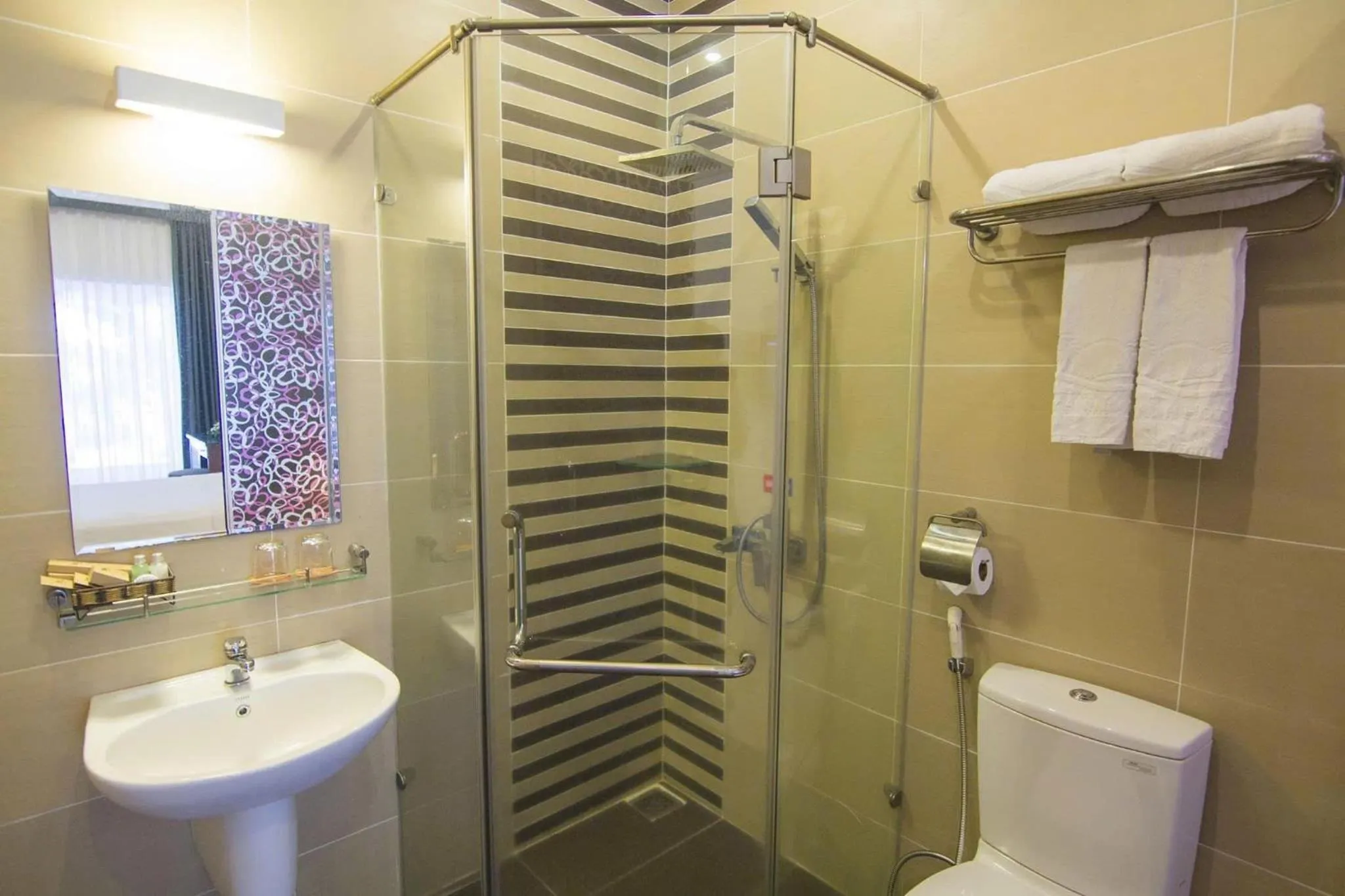 Shower in Ngoc Linh Luxury Hotel