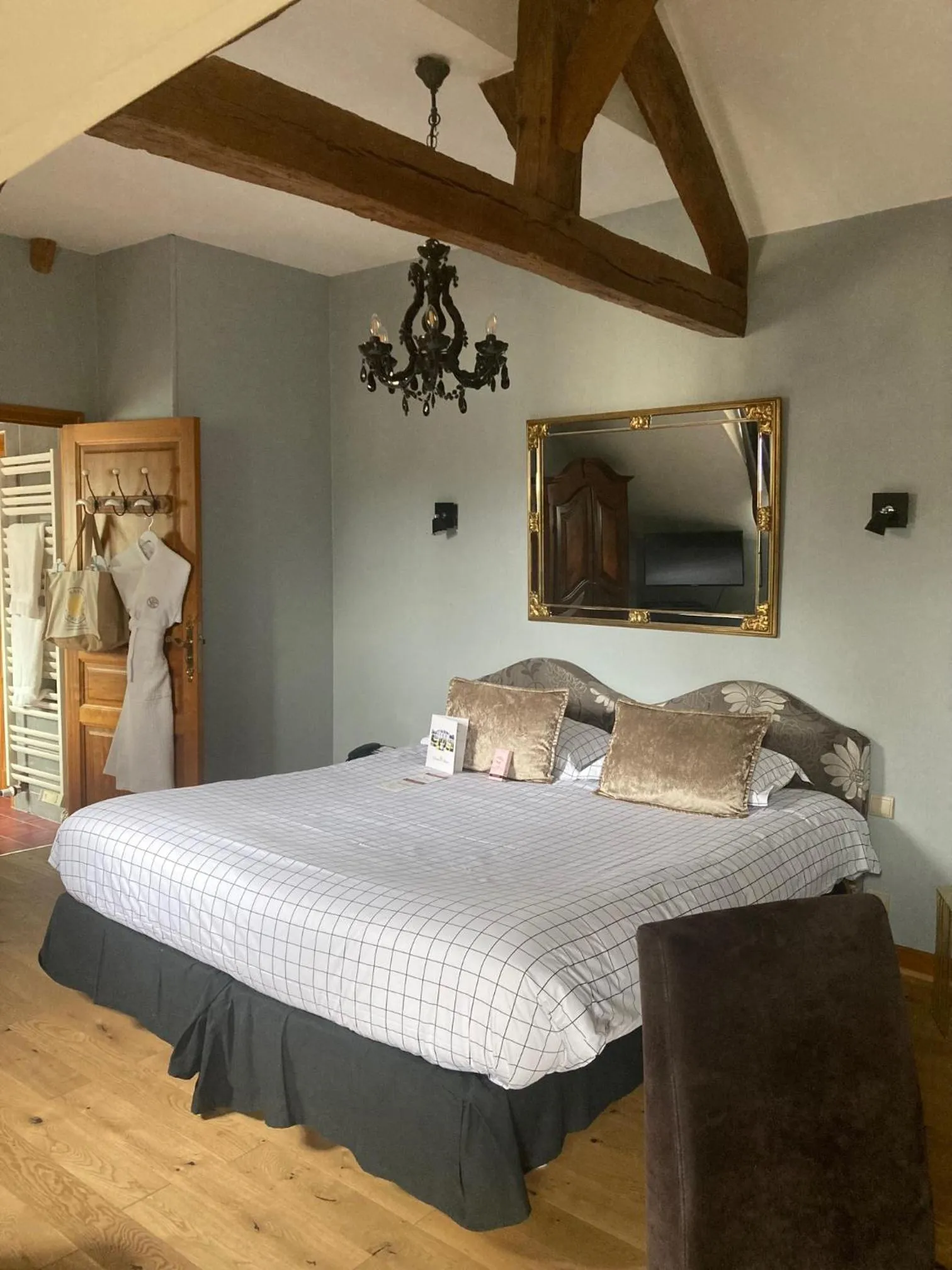 Photo of the whole room, Bed in Domaine De Barive