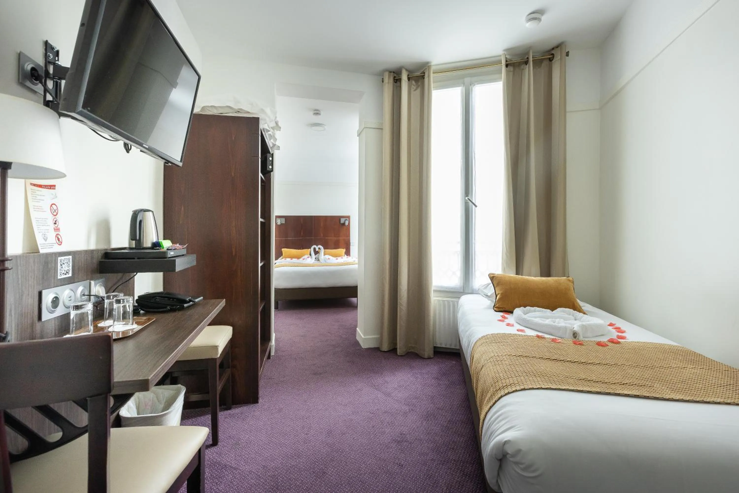 Photo of the whole room, Bed in Hôtel Opera Lafayette