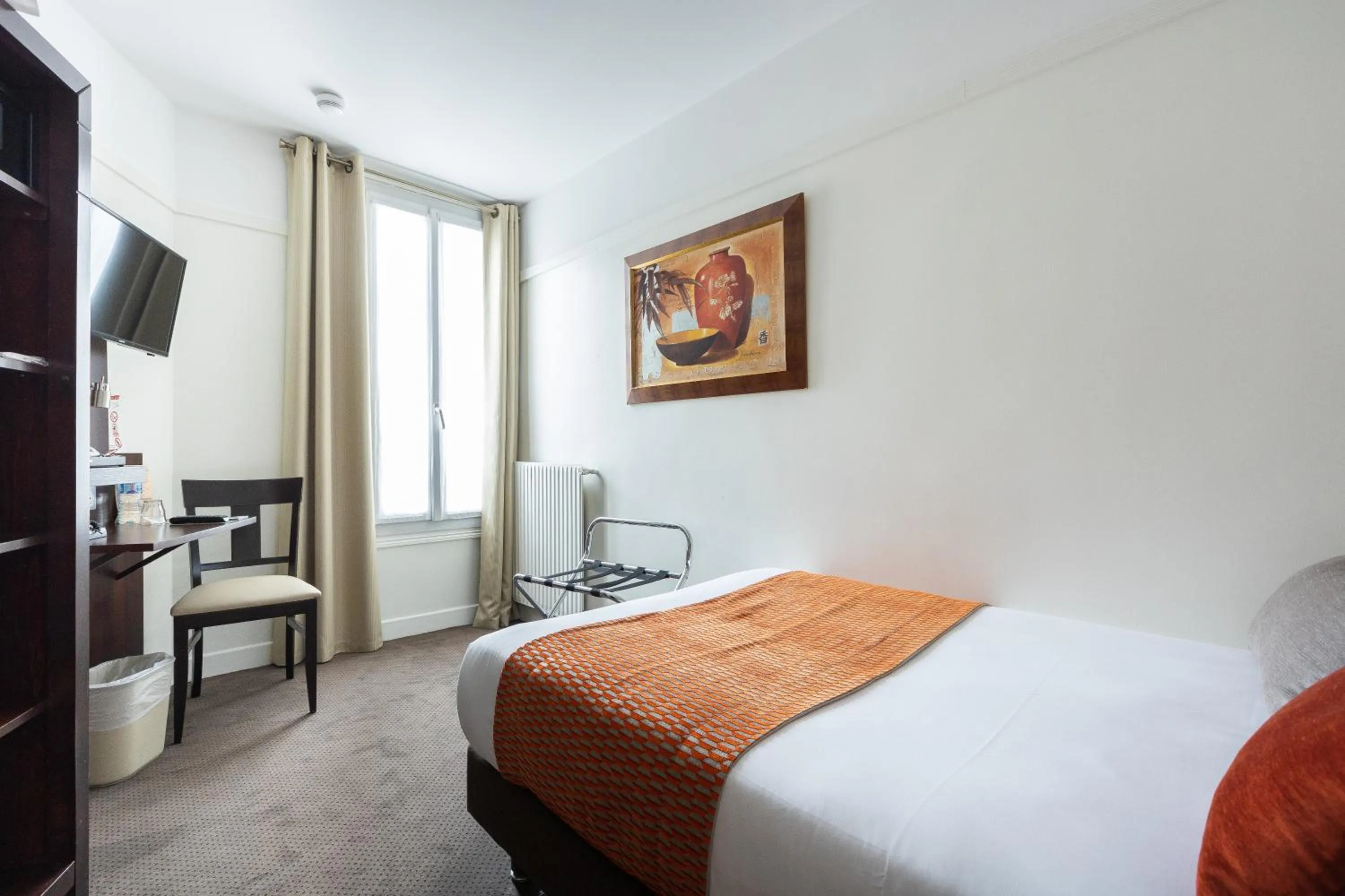 Photo of the whole room, Bed in Hôtel Opera Lafayette