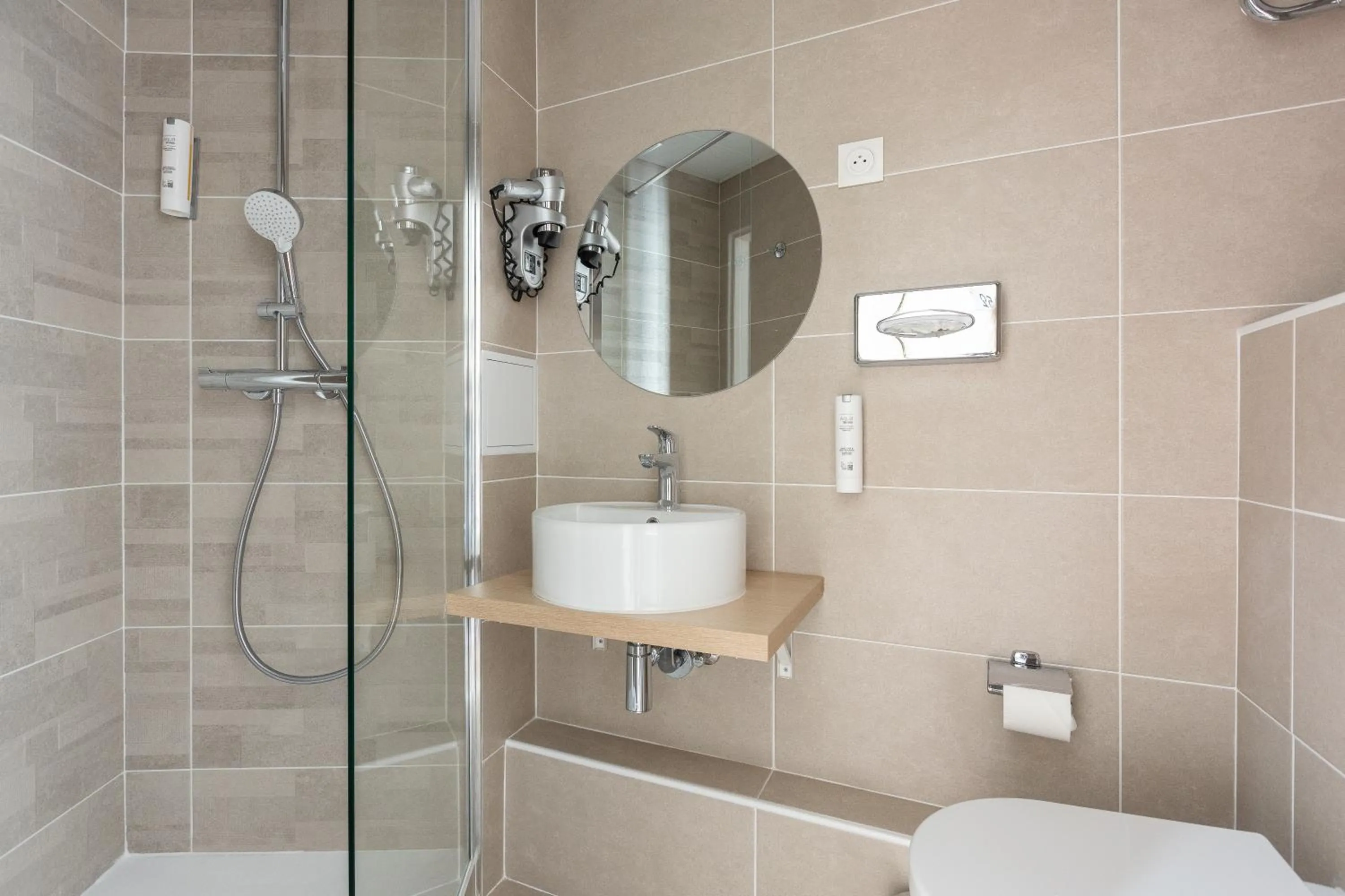 Bathroom in Hôtel Opera Lafayette