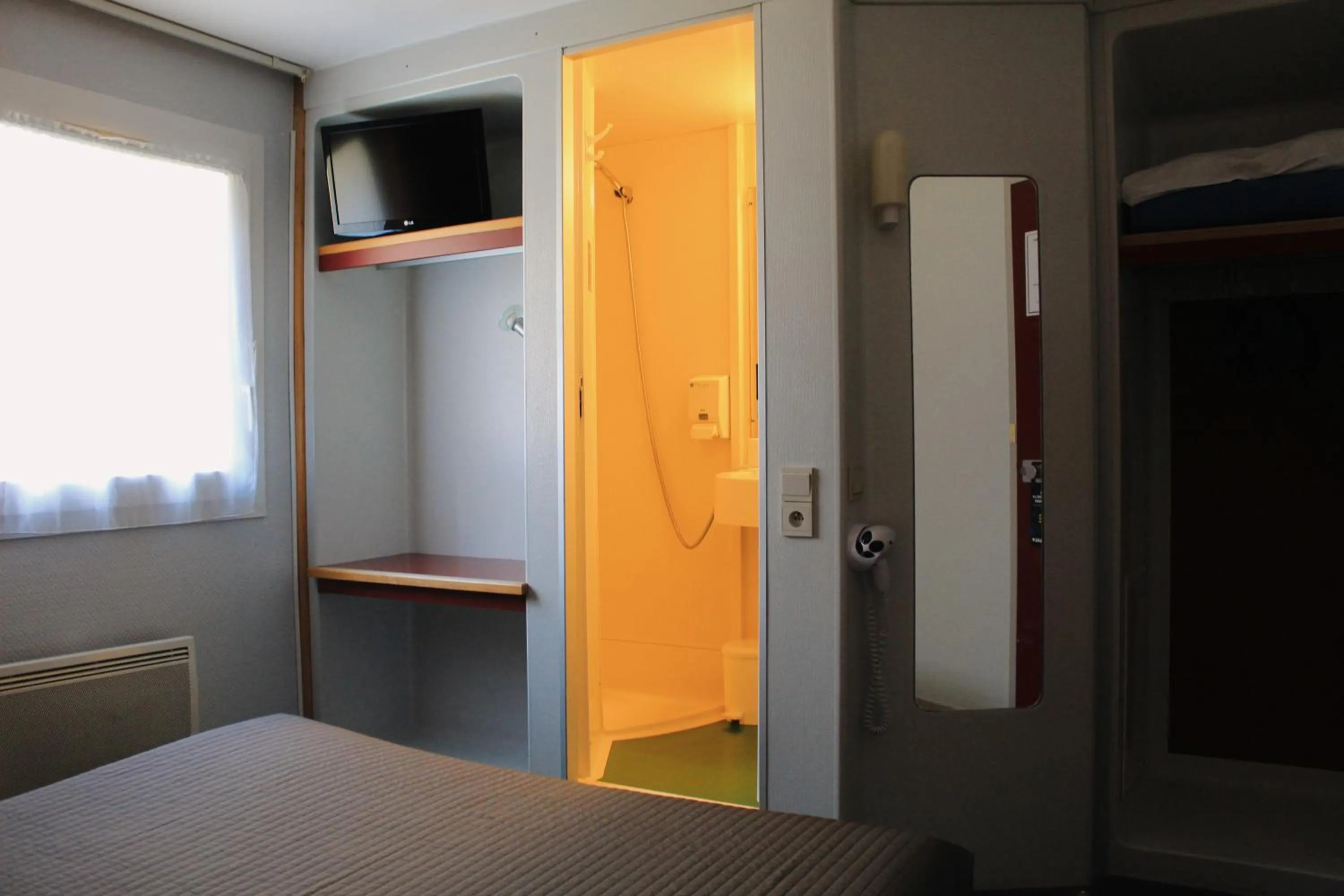 Bathroom, Bed in Fasthotel Vendome