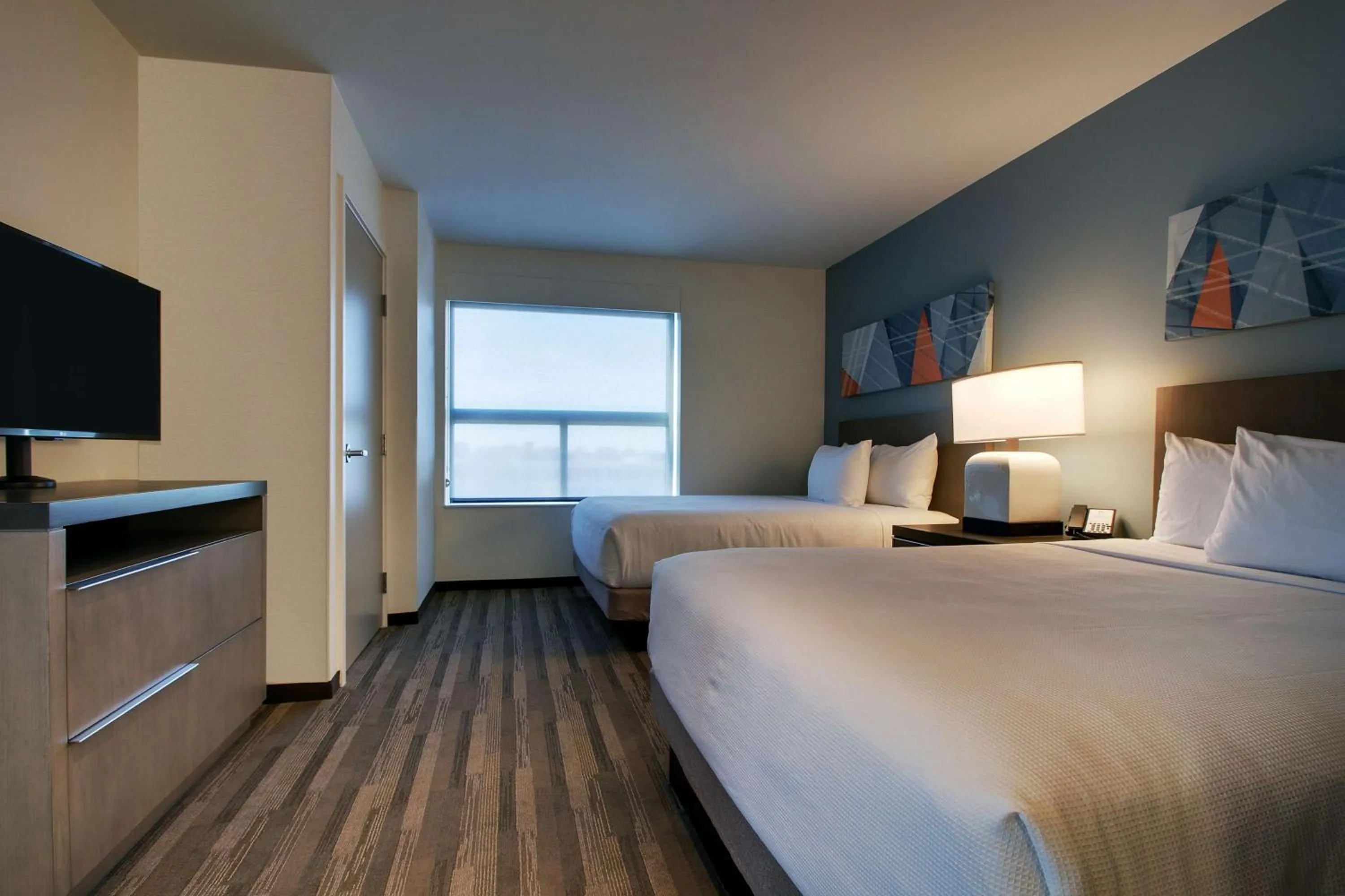 Photo of the whole room, Bed in Hyatt House Oak Brook