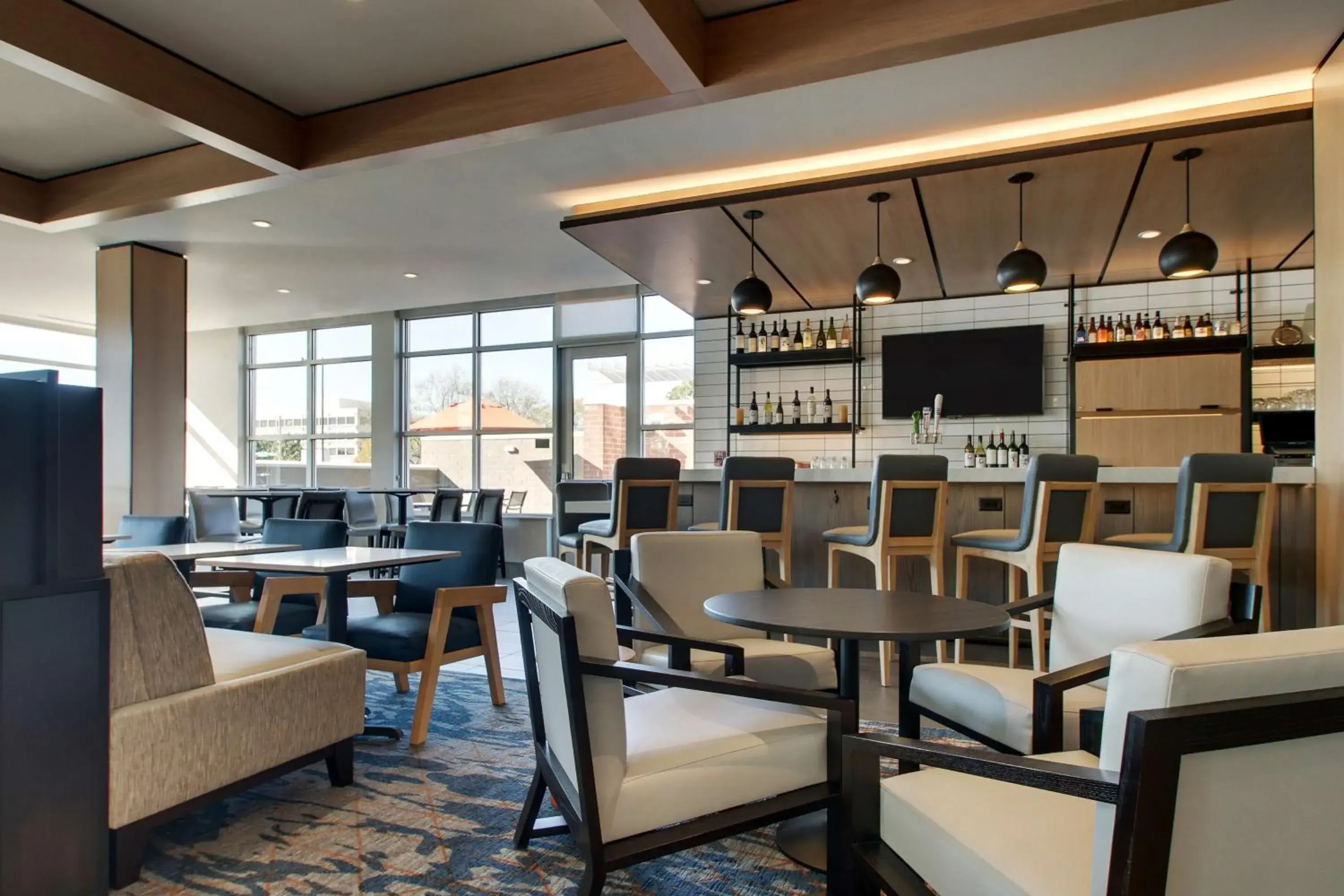 Lounge or bar in Hyatt House Oak Brook Lounge or bar in Hyatt House Oak Brook