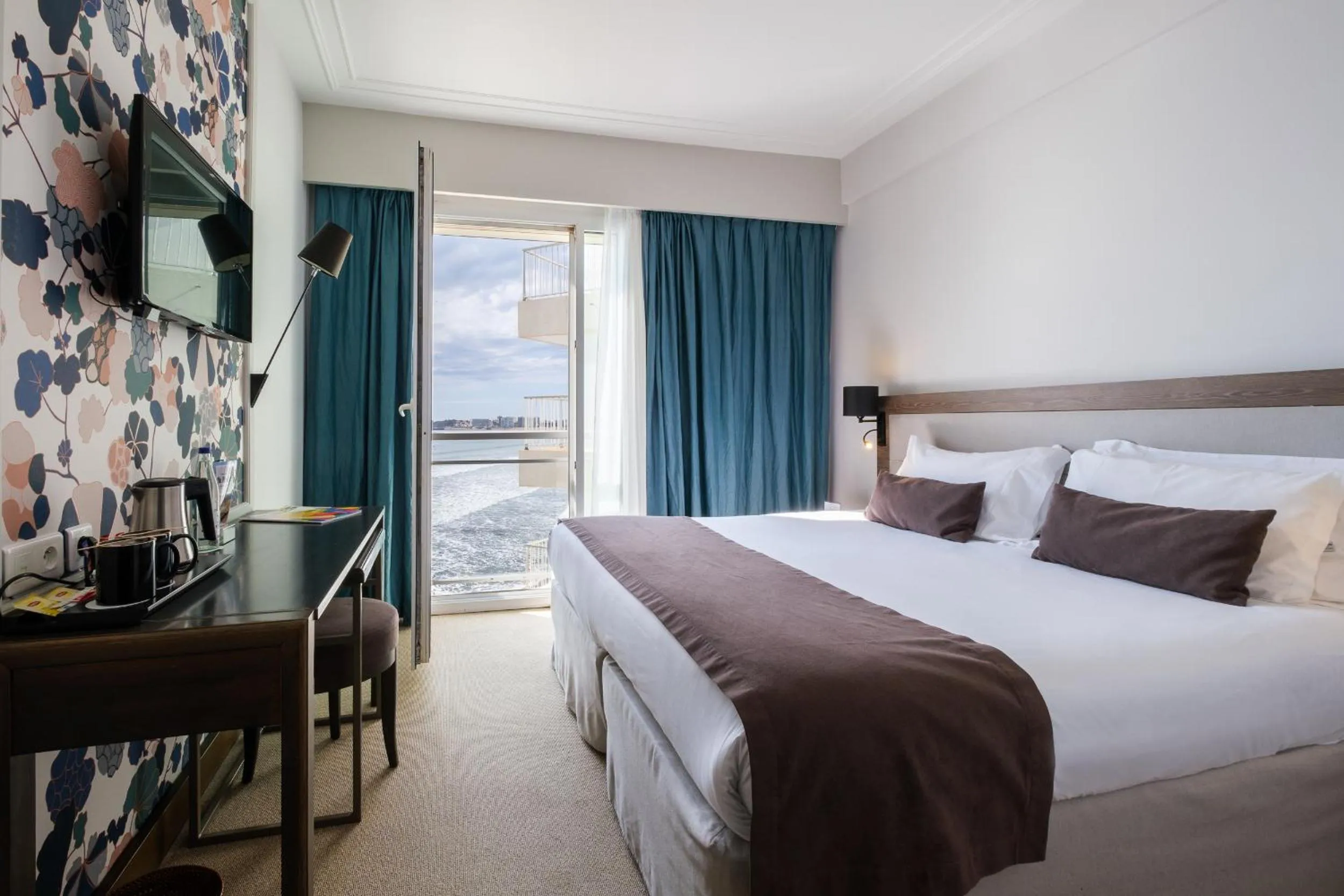 Sea view, Bed in Hotel & Spa Les Roches Noires