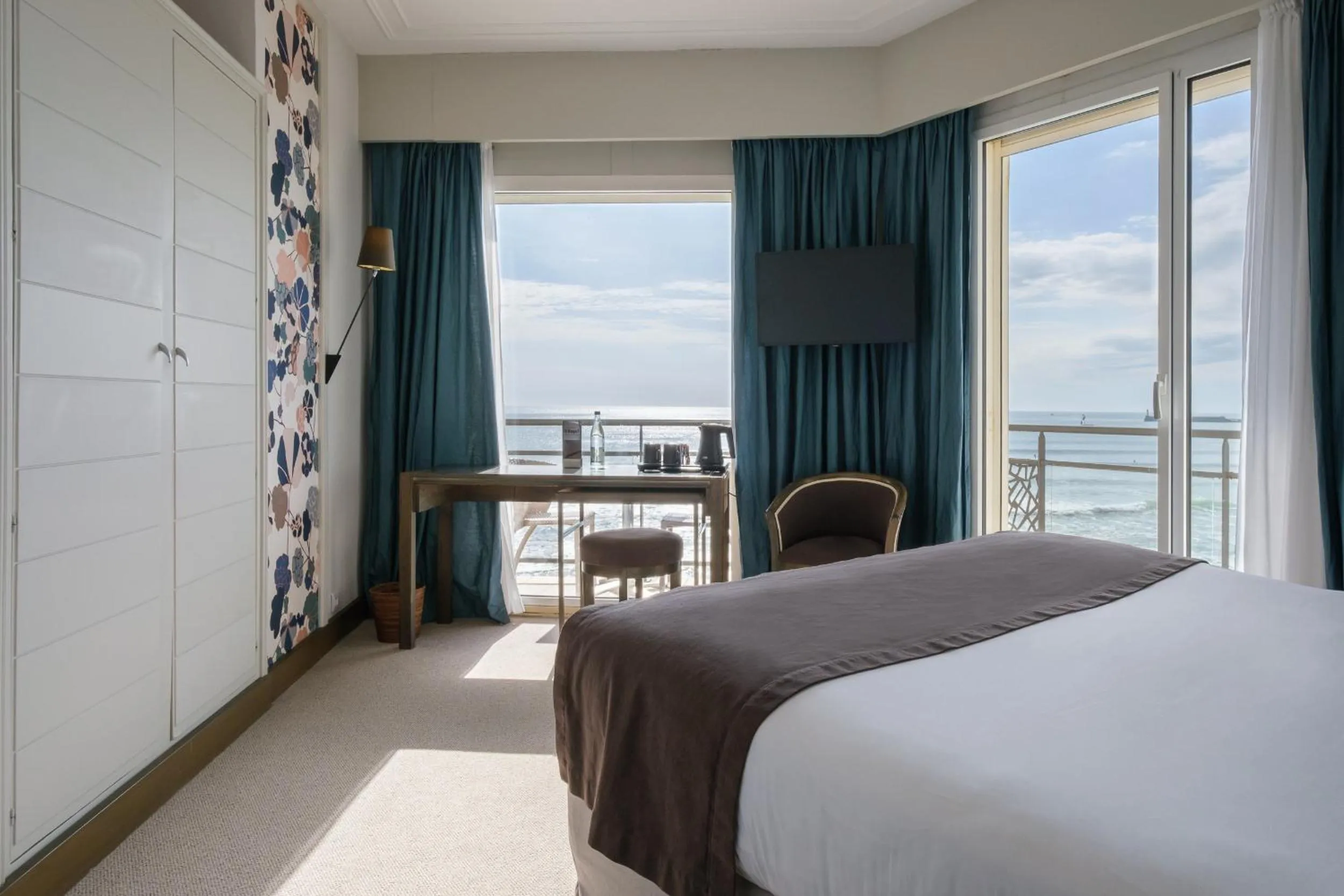 Sea view, Bed in Hotel & Spa Les Roches Noires