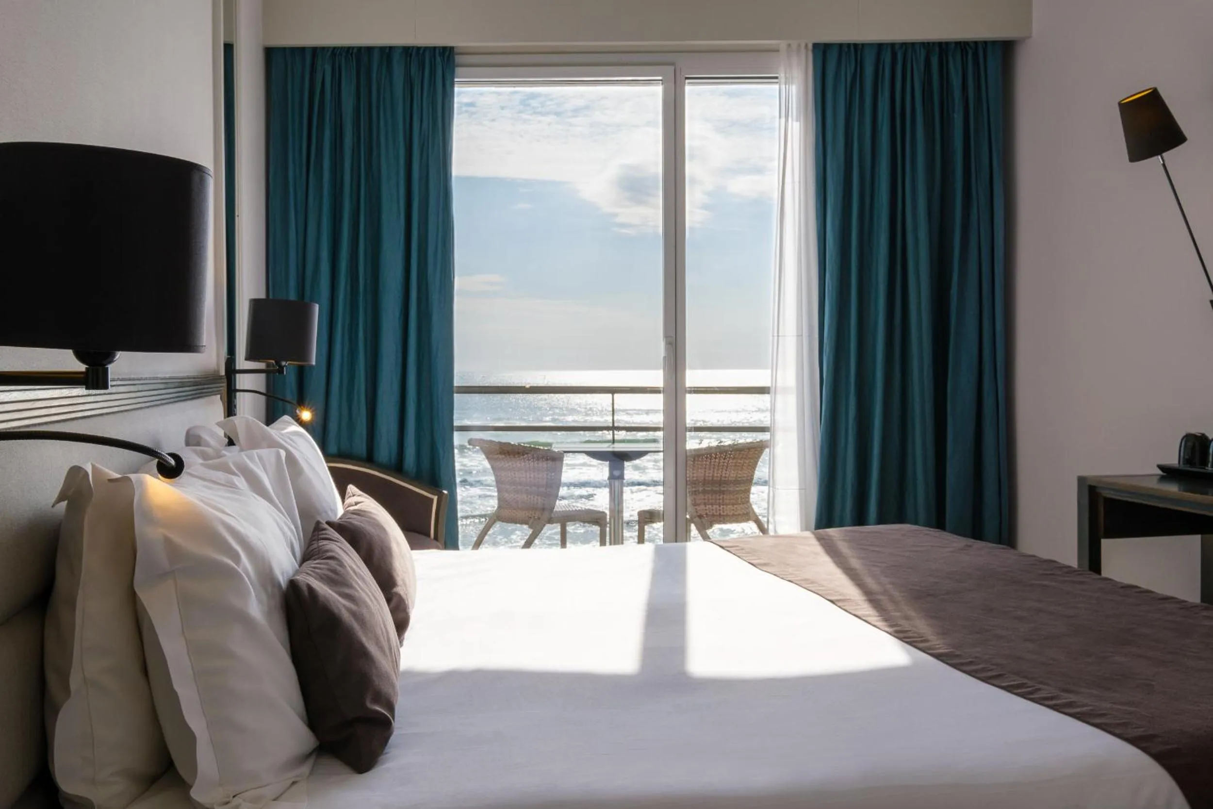 Sea view, Bed in Hotel & Spa Les Roches Noires