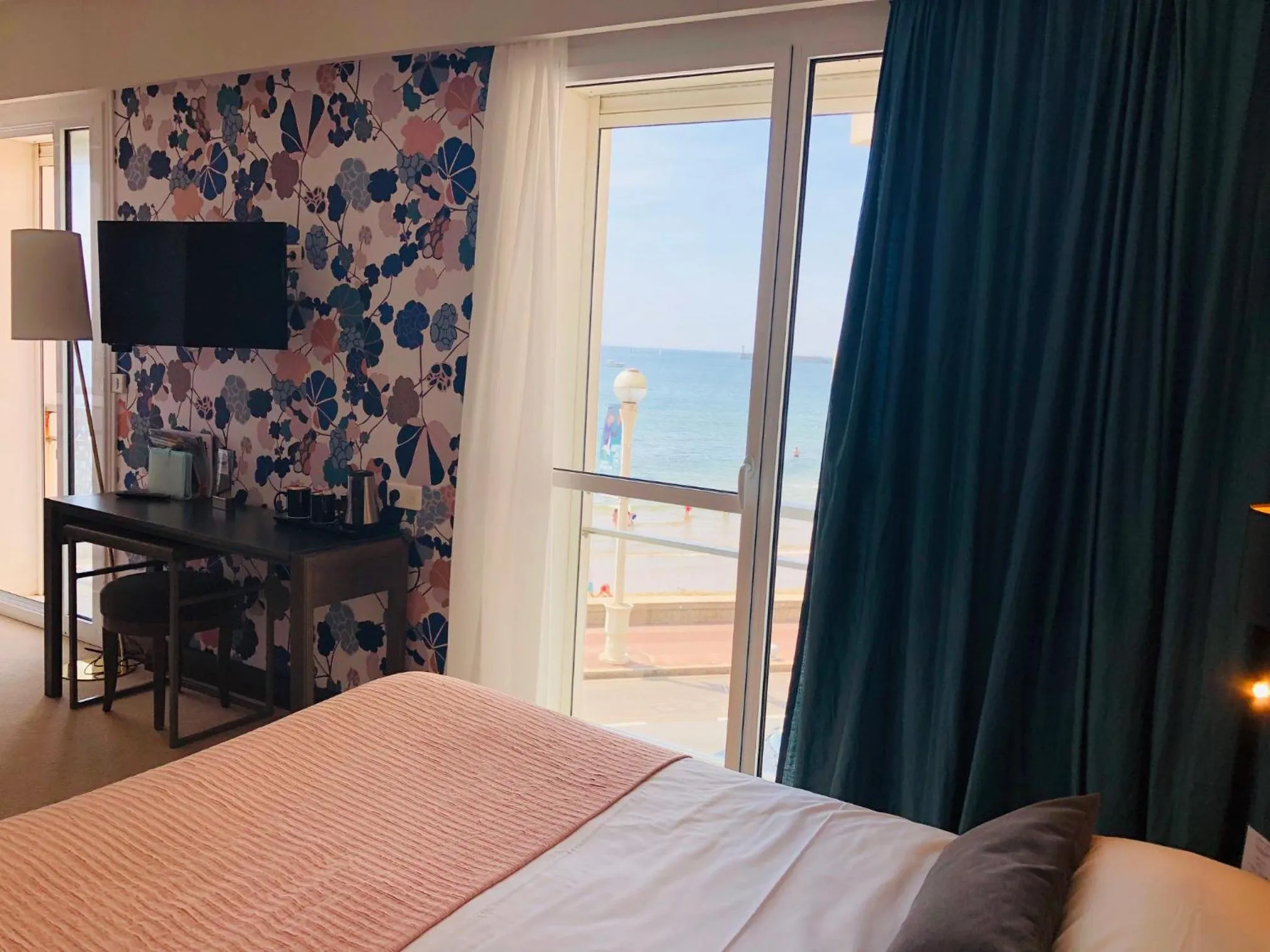 Sea view, Bed in Hotel & Spa Les Roches Noires