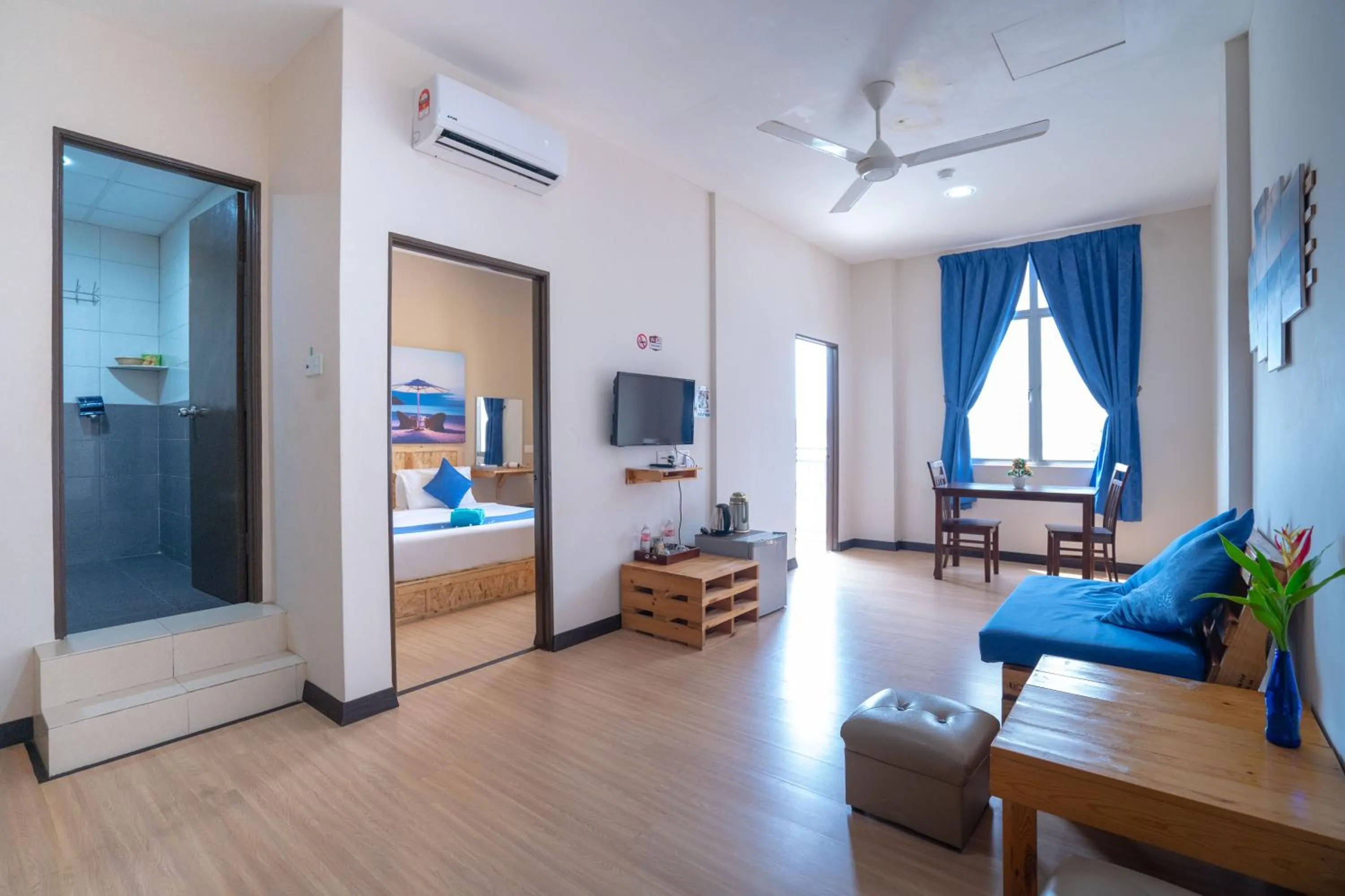 Living room, Bed in Paretto Seaview Hotel