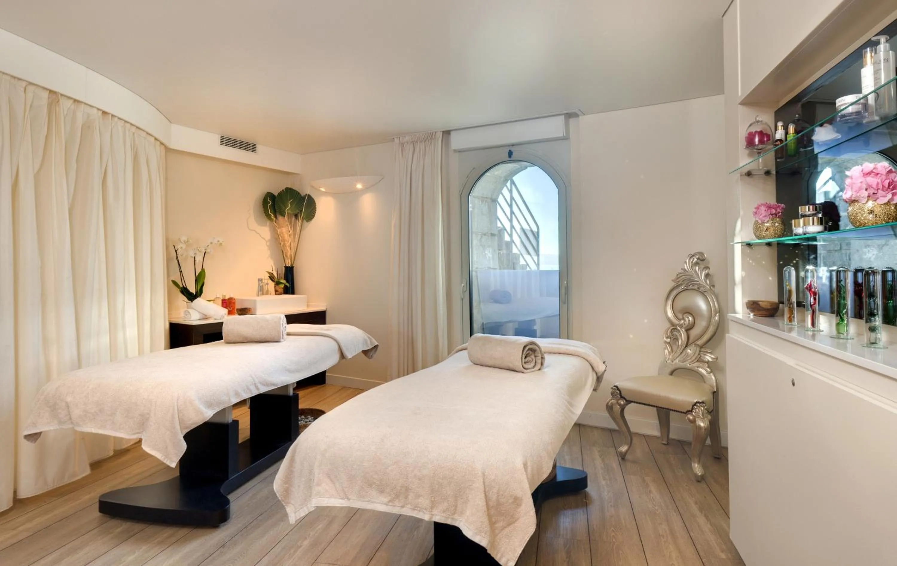 Massage, Bed in Grand Hôtel Spa & Thalasso