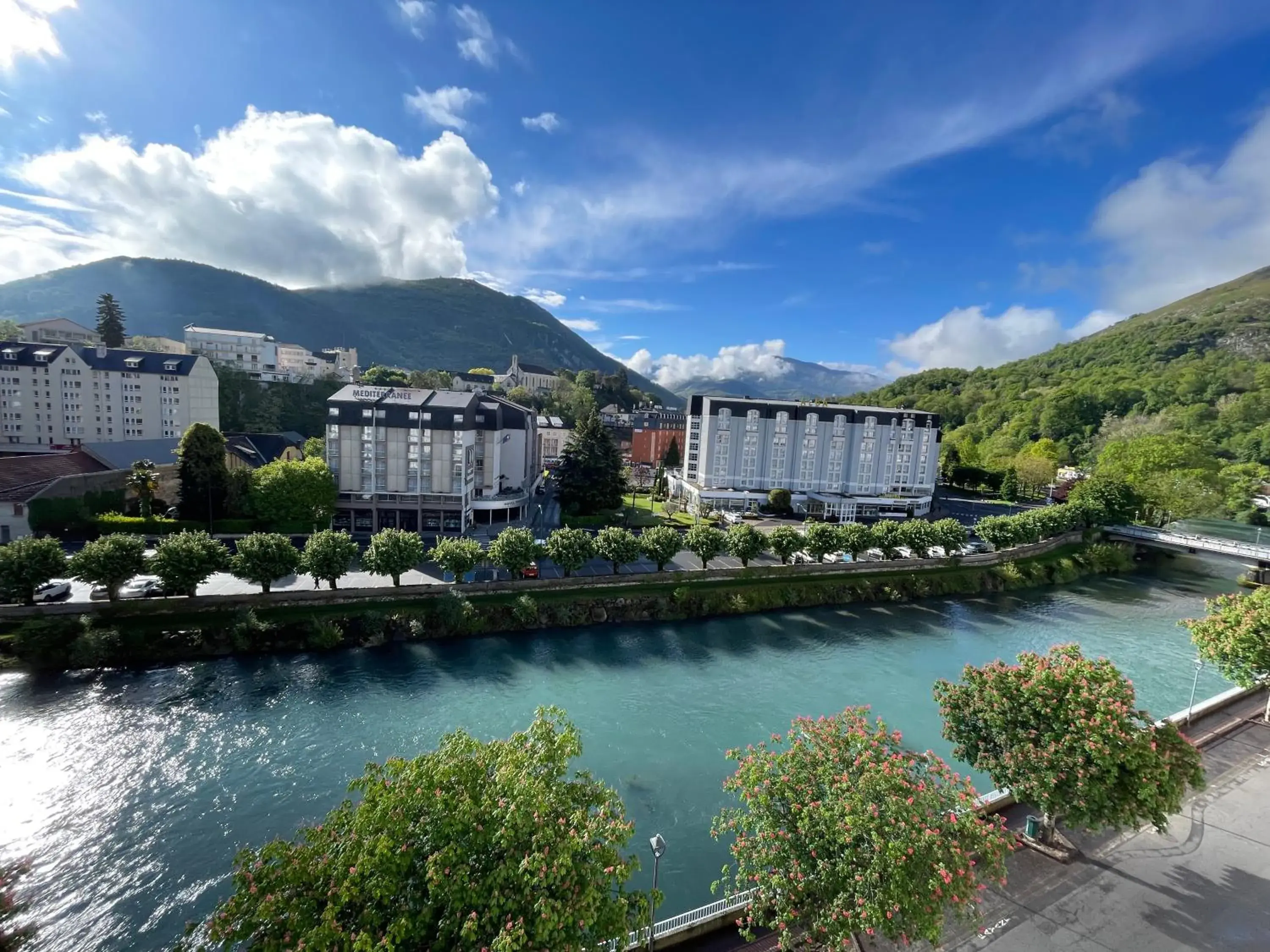 Single Room with Mountain View - single occupancy in Hôtel Saint Georges Single Room with Mountain View - single occupancy in Hôtel Saint Georges