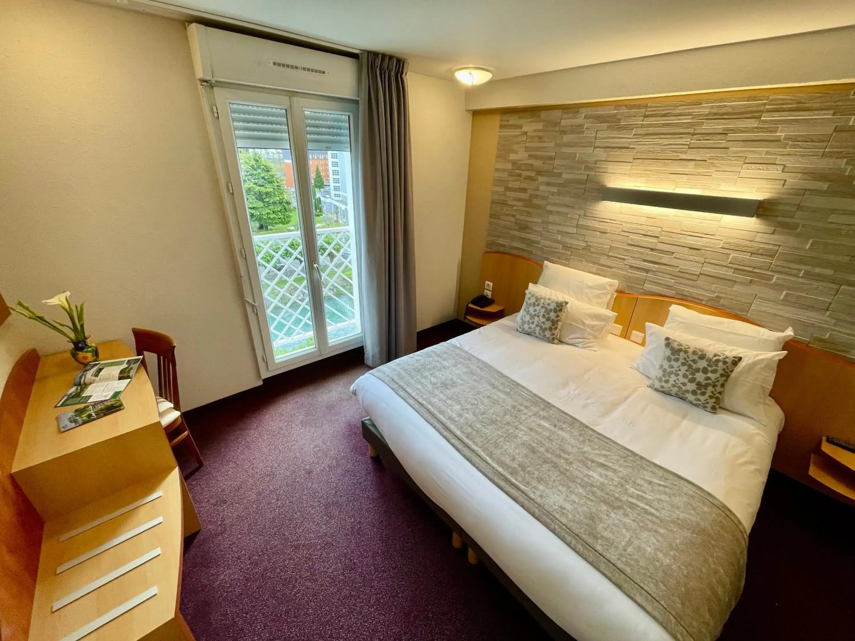 King Room with Mountain View in Hôtel Saint Georges King Room with Mountain View in Hôtel Saint Georges