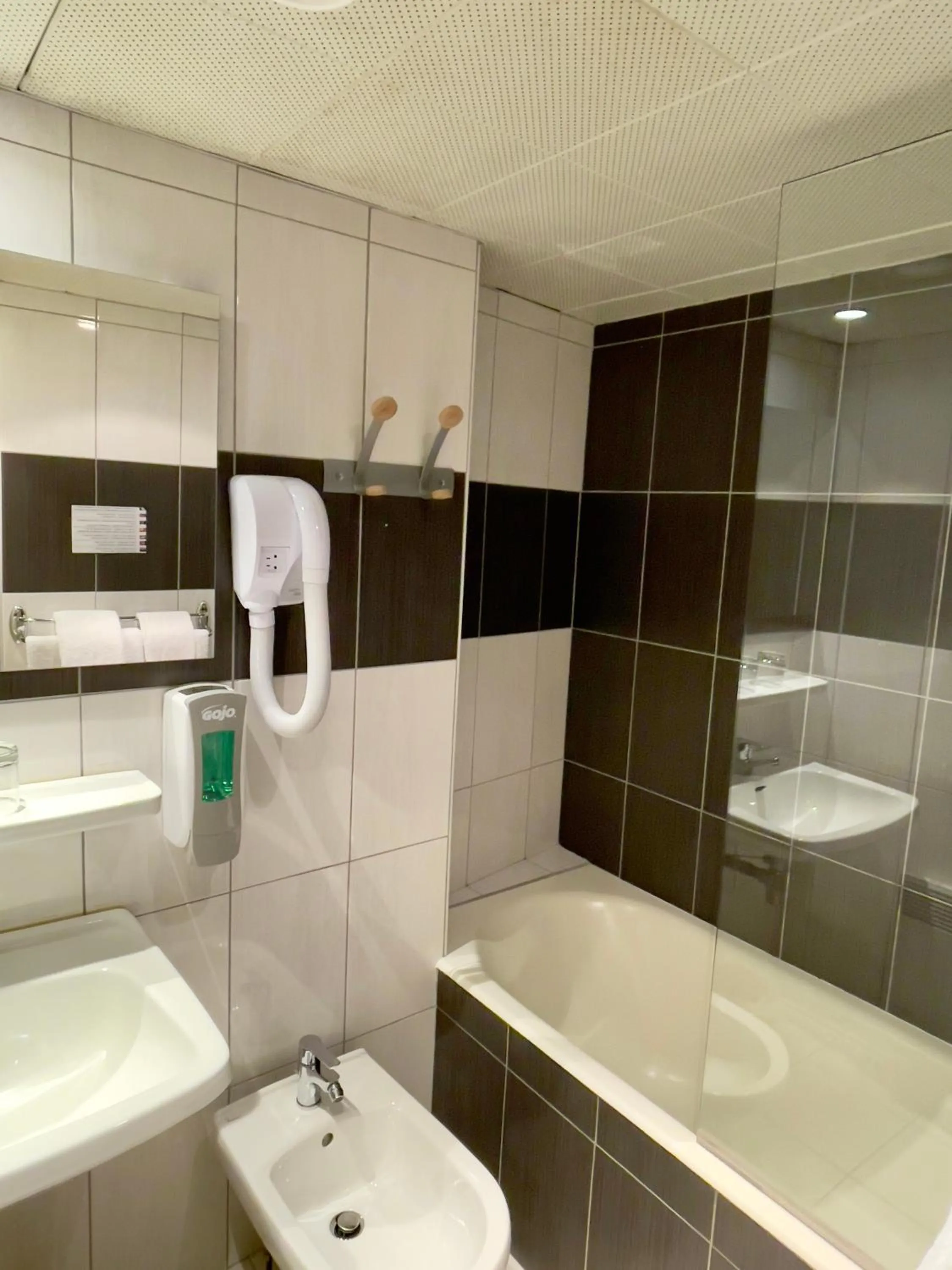 Bathroom in Hôtel Saint Georges