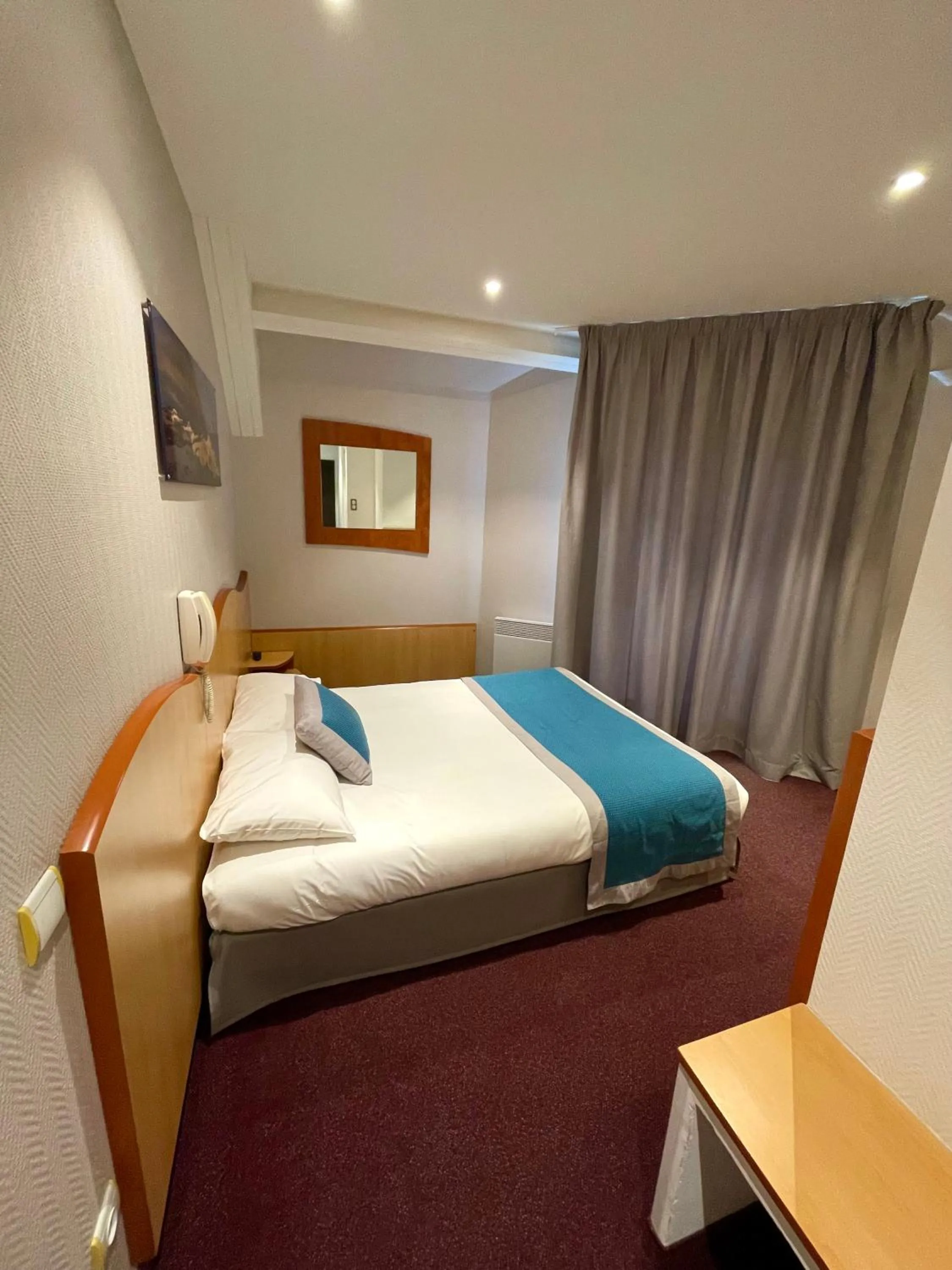 Photo of the whole room in Hôtel Saint Georges