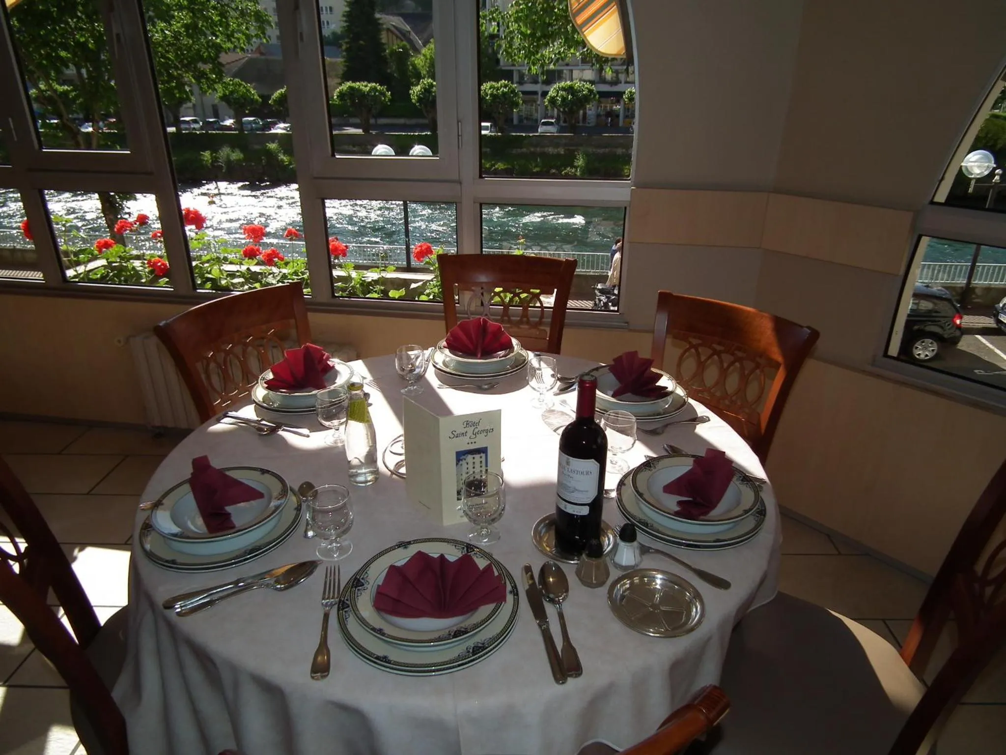 Restaurant/places to eat in Hôtel Saint Georges