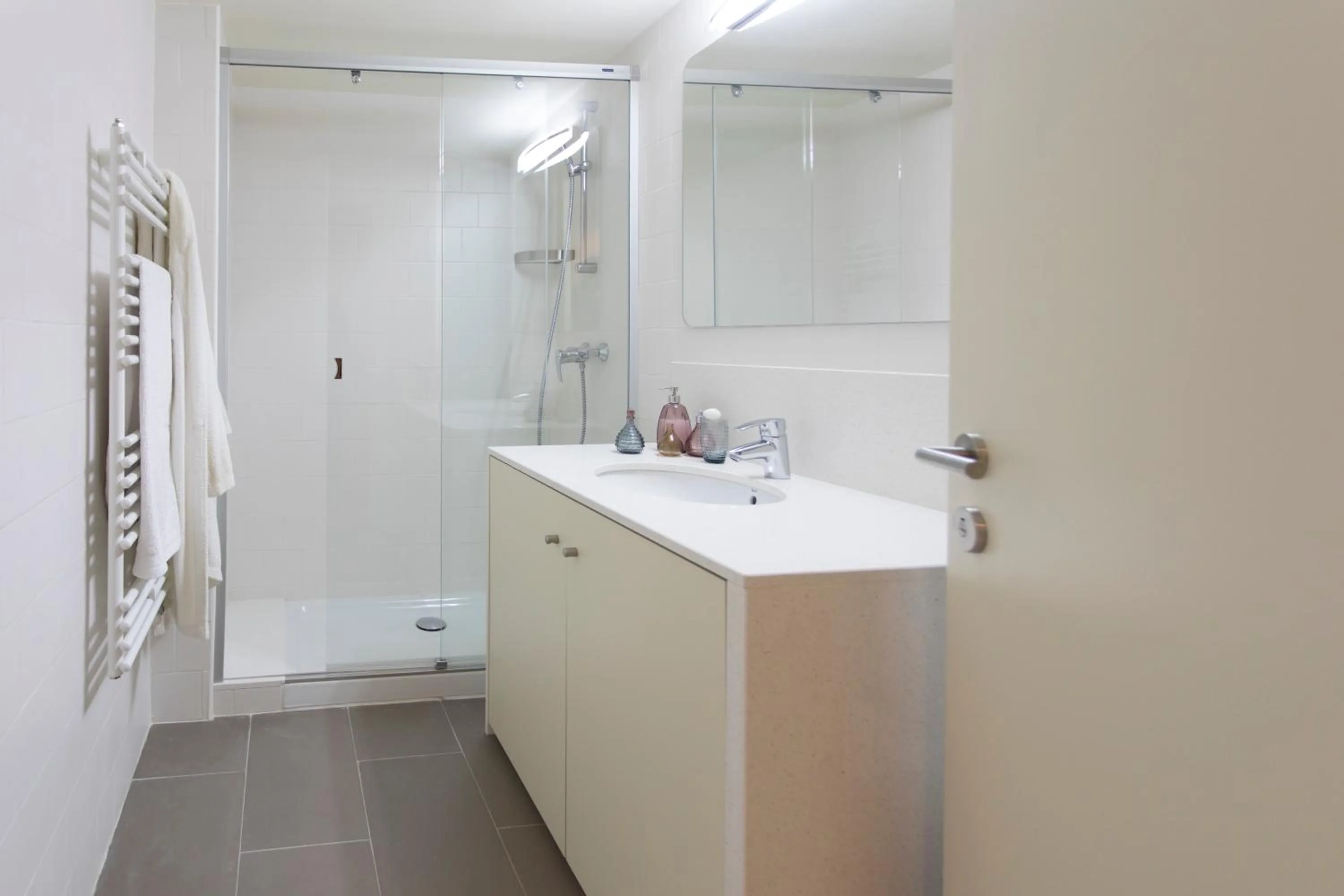 Shower in Bravissimo Cort Reial-3A