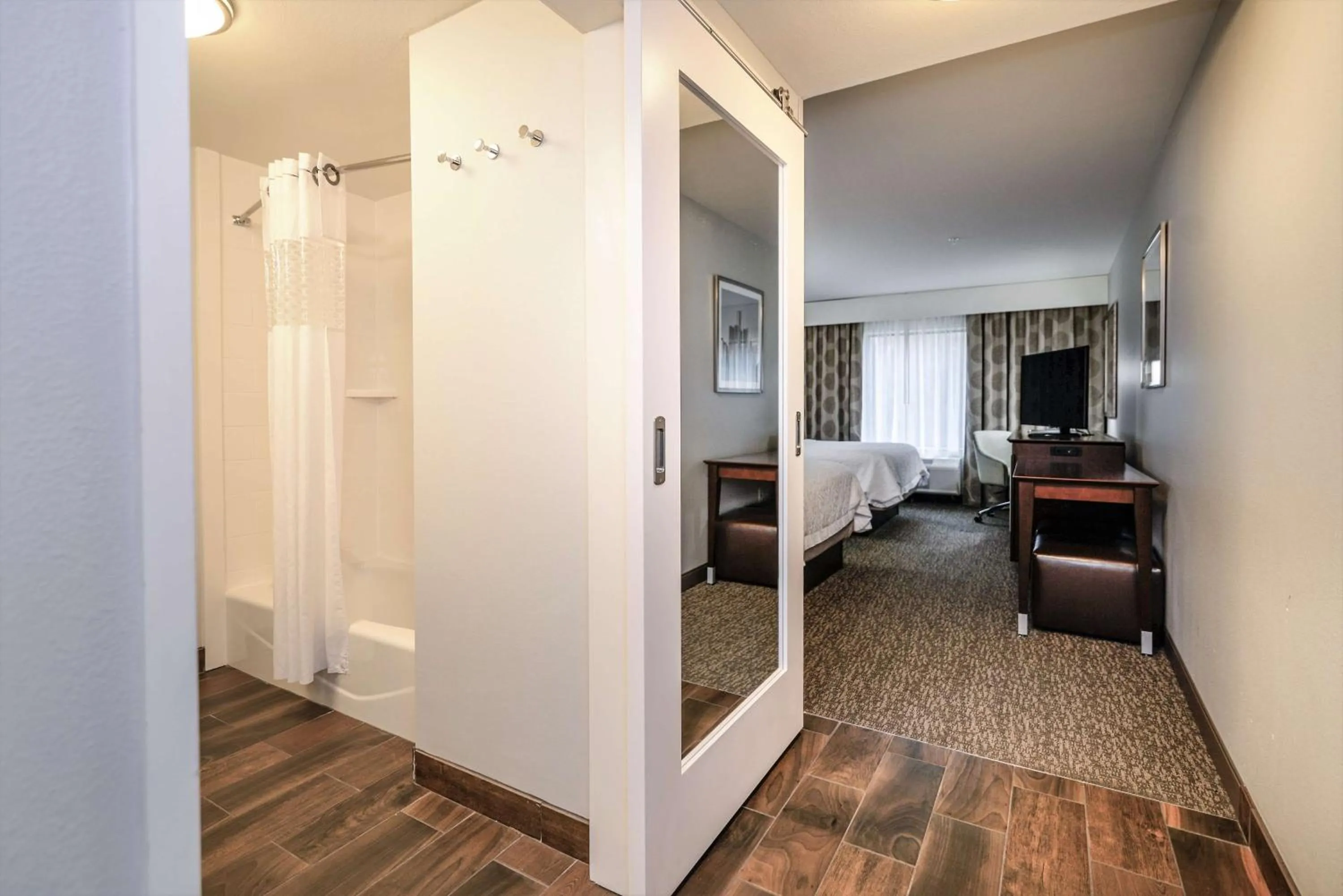 Bedroom, Bed in Hampton Inn Brighton Mi