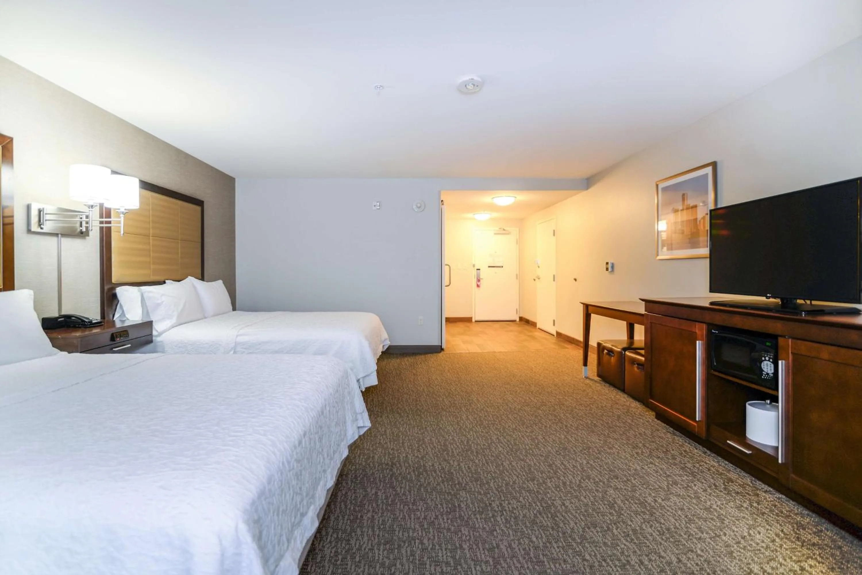 Bedroom, Bed in Hampton Inn Brighton Mi