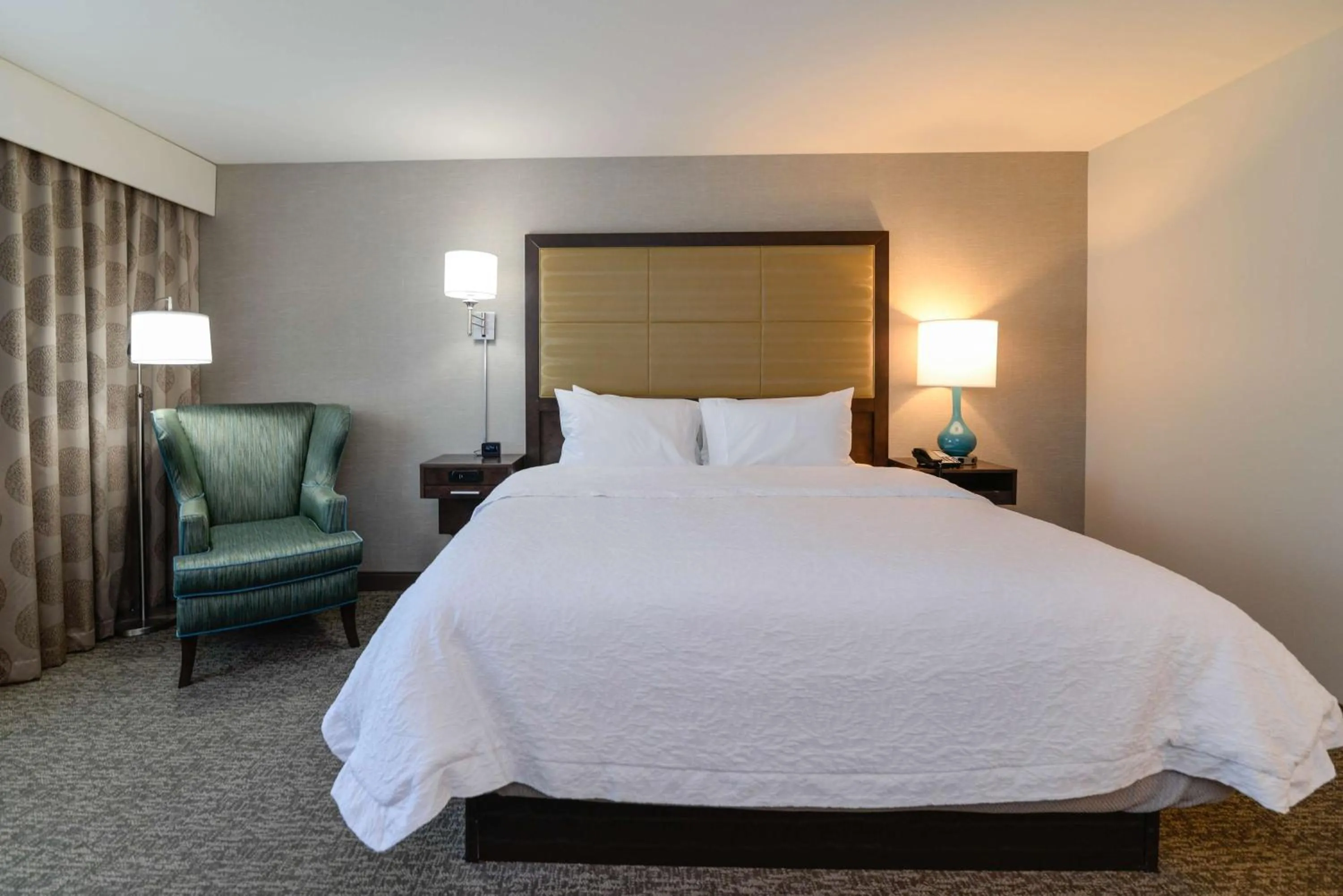 Bed in Hampton Inn Brighton Mi