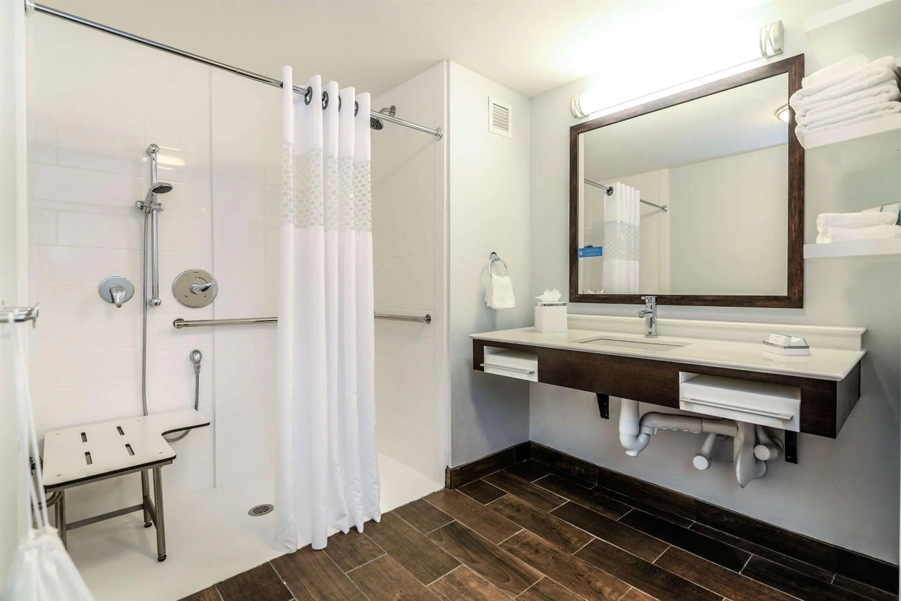 Bathroom in Hampton Inn Brighton Mi