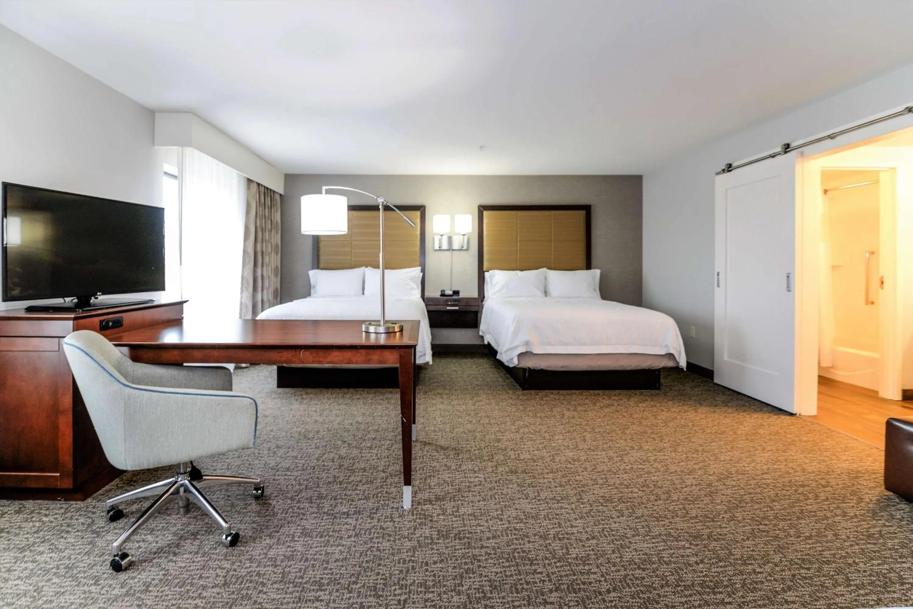 Bedroom, Bed in Hampton Inn Brighton Mi