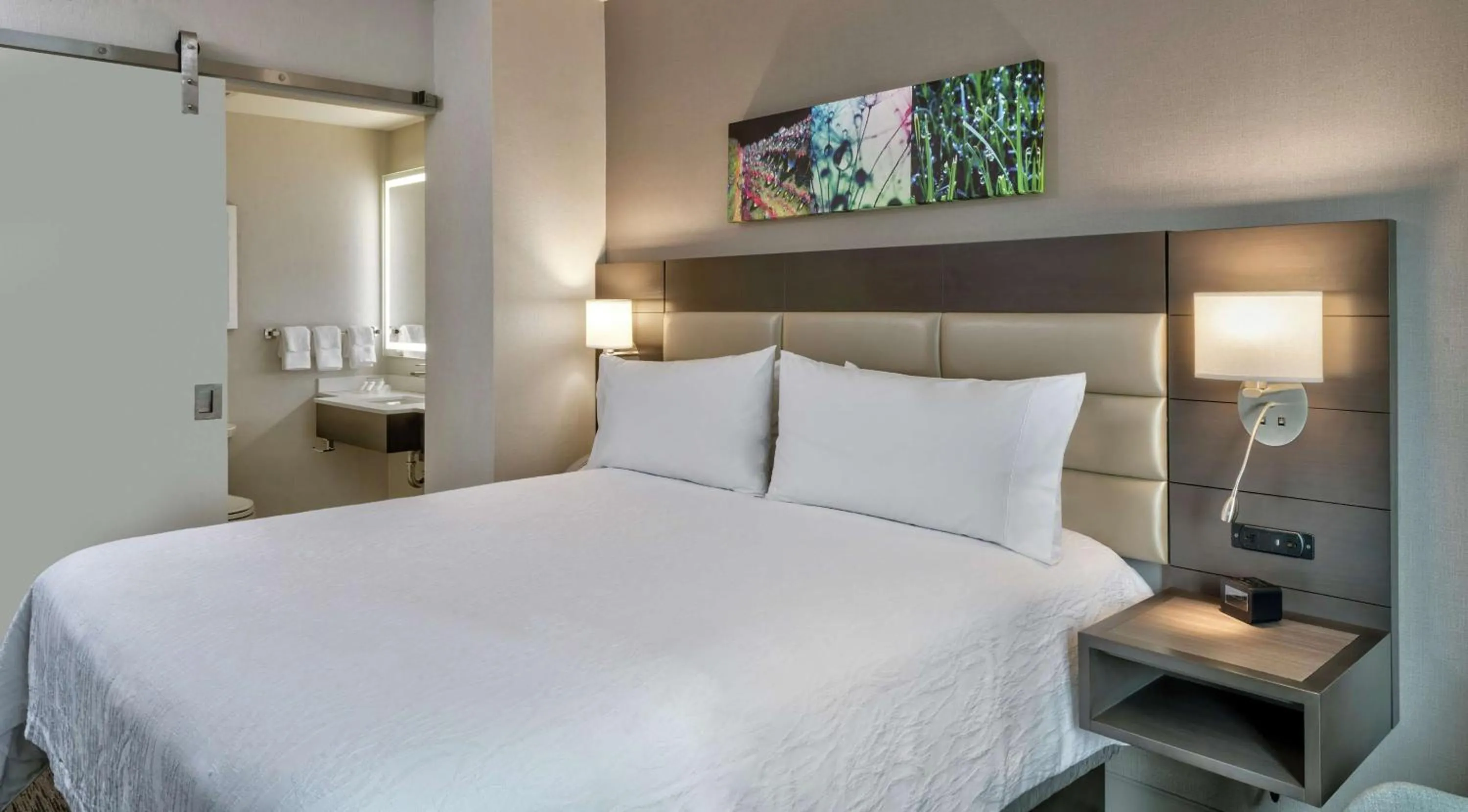 Bedroom, Bed in Hilton Garden Inn NYC Financial Center/Manhattan Downtown