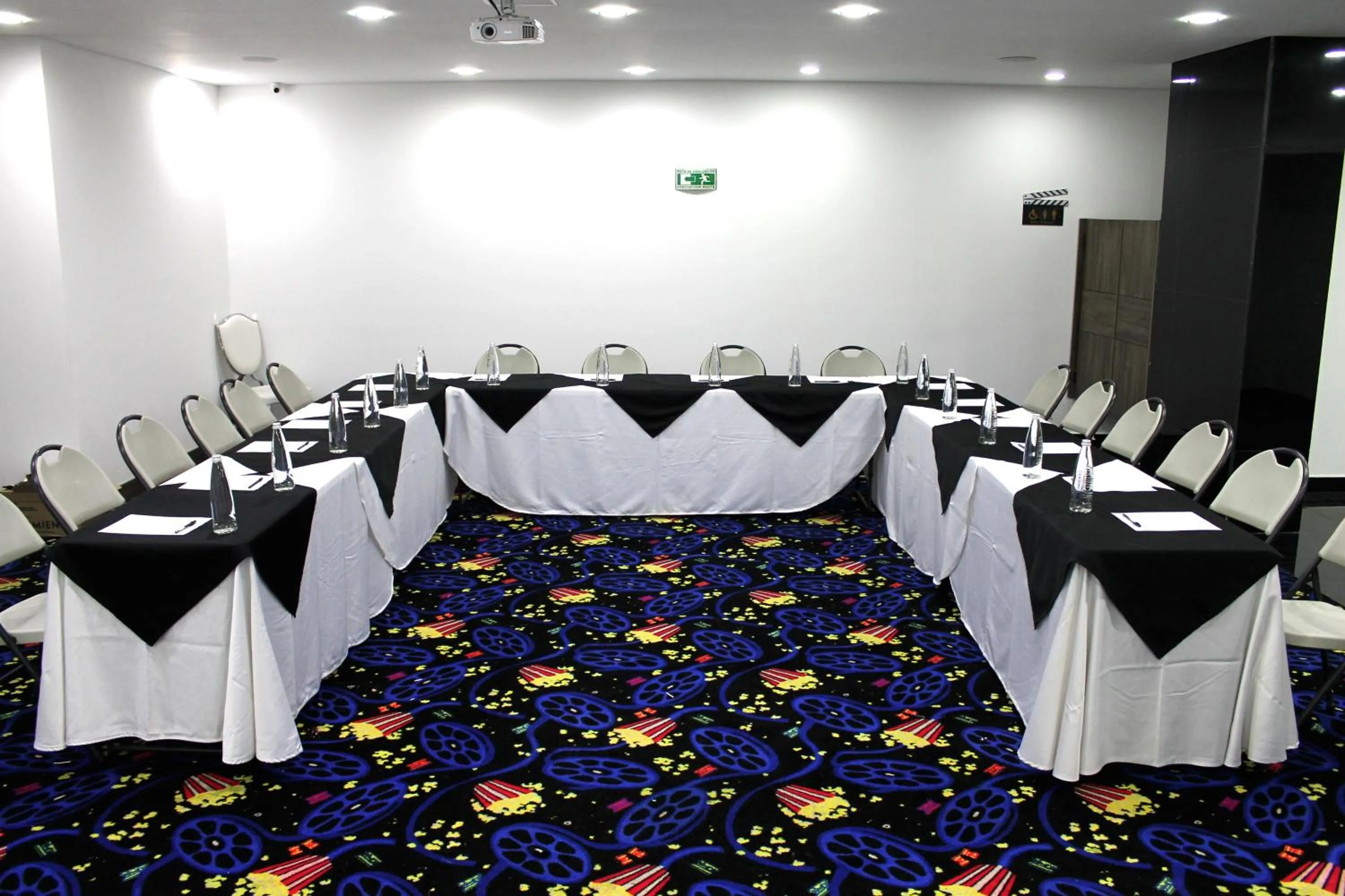 Meeting/conference room in De Película Hotel