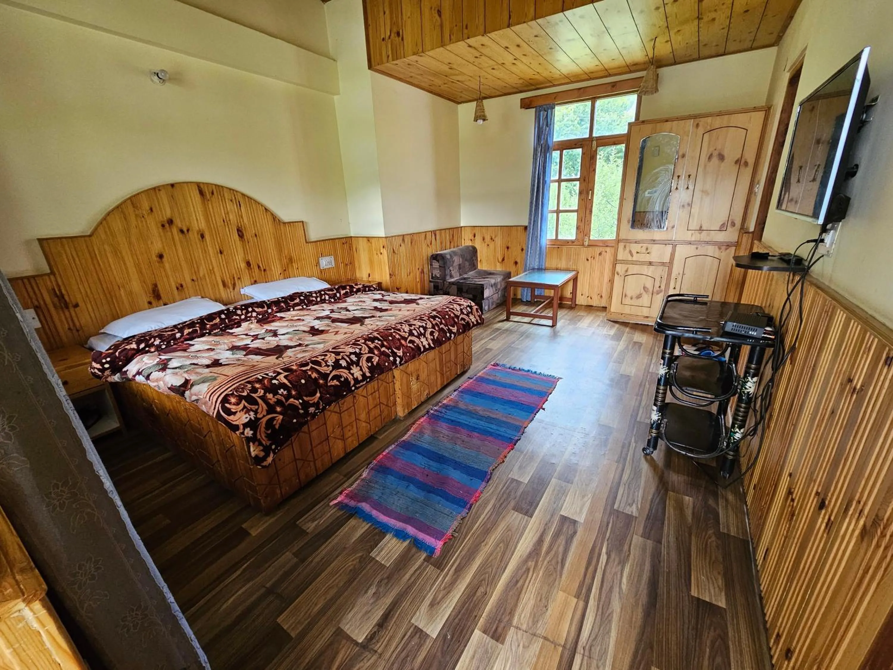 Deluxe Double Room with Bath in Orchards House - The Hidden Tribe