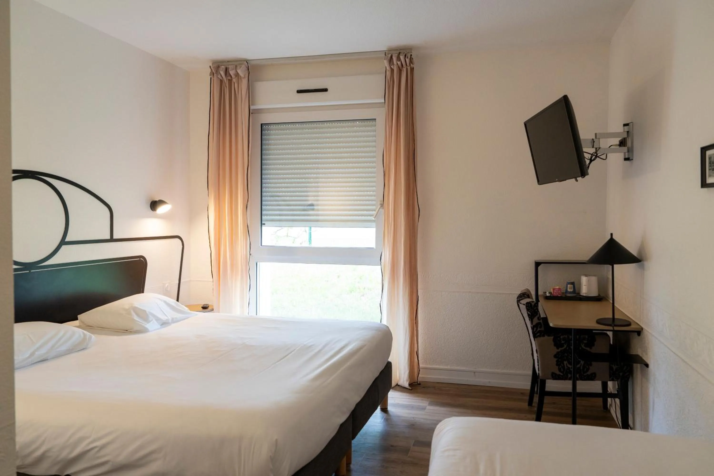 Bed in Kyriad Nuits Saint Georges Dijon Sud