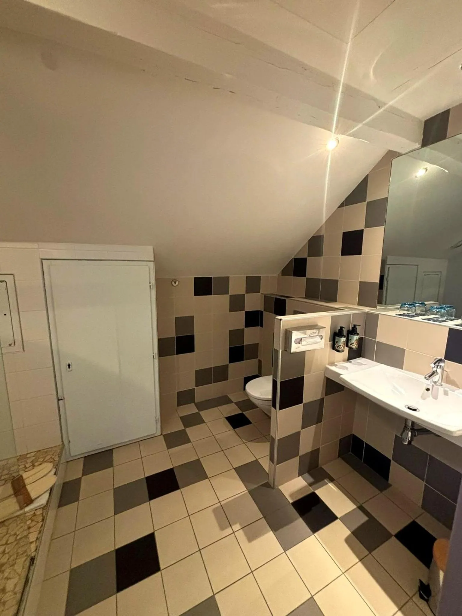 Toilet in Hôtel La Riviera Victoria