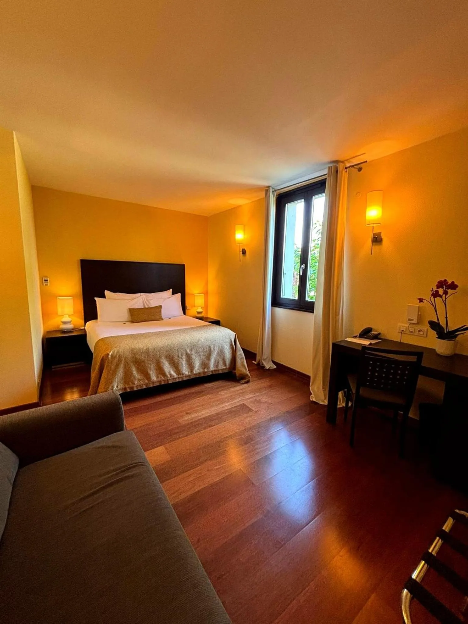 Living room, Bed in Hôtel La Riviera Victoria