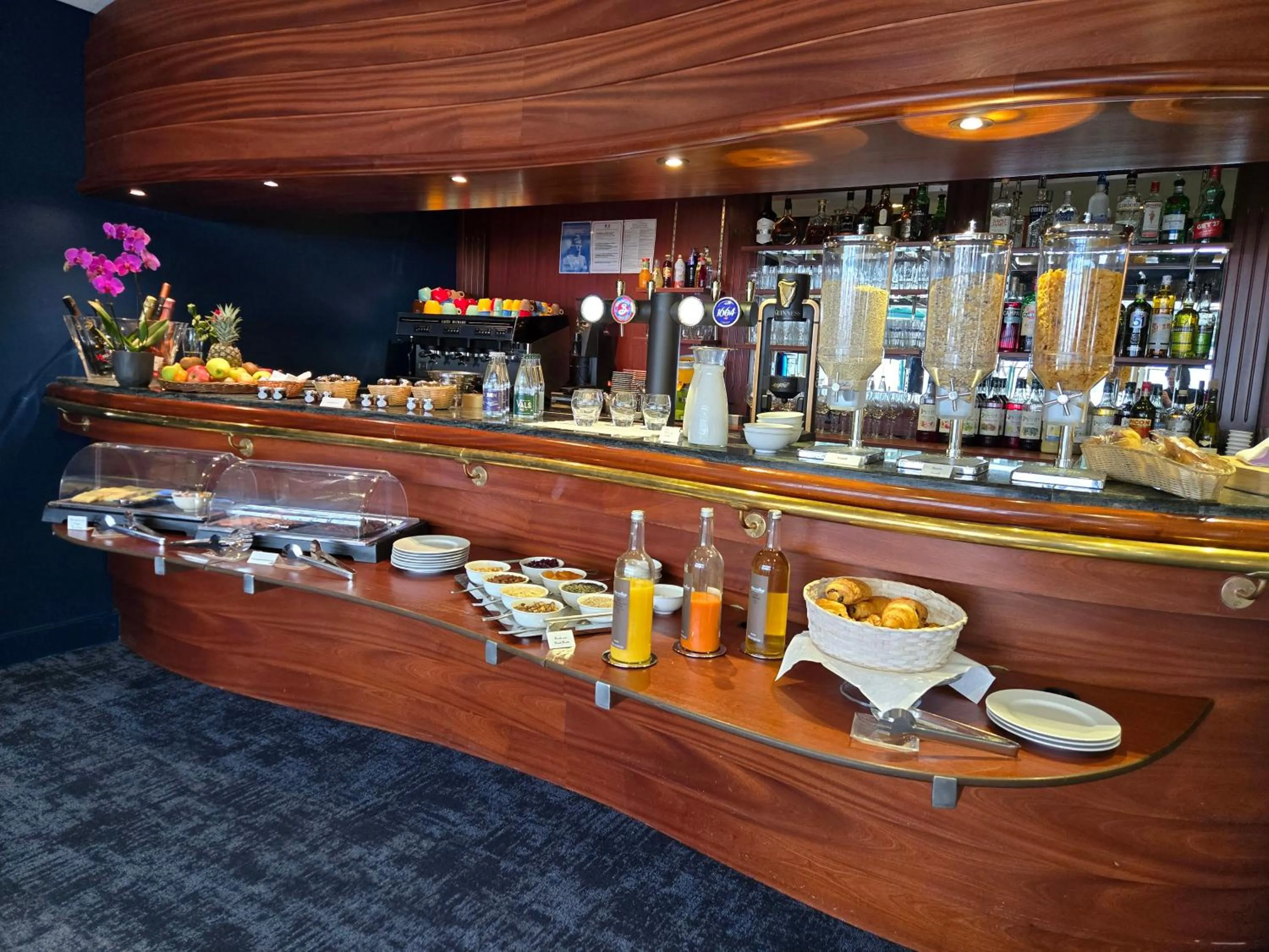 Lounge or bar in Hôtel La Riviera Victoria